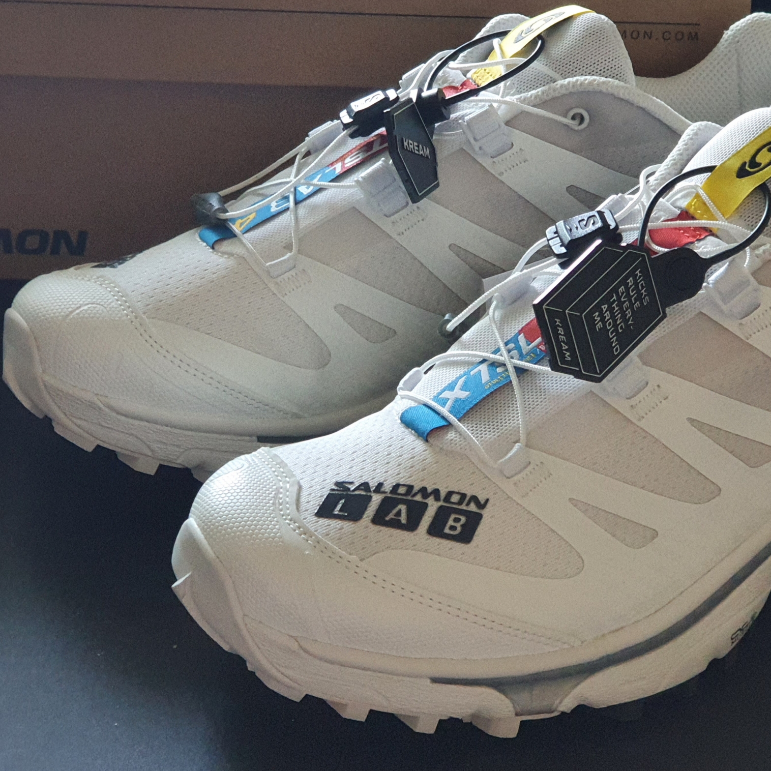 Salomon XT-4 White Lunar Rock 착용 스타일 - 2