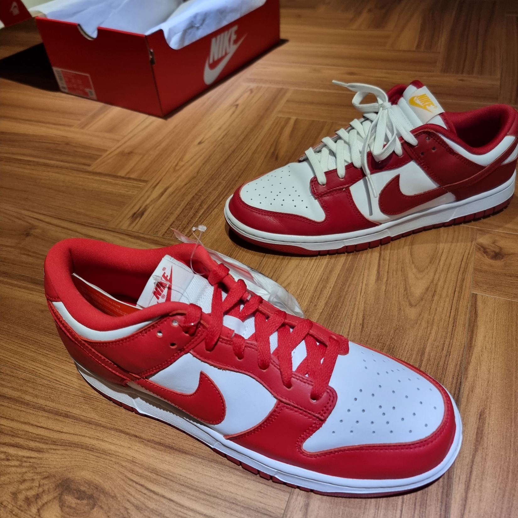 Nike Dunk Low SP White and University Red 2023, Nike Dunk Low Retro Gym Red 착용 스타일 - 1