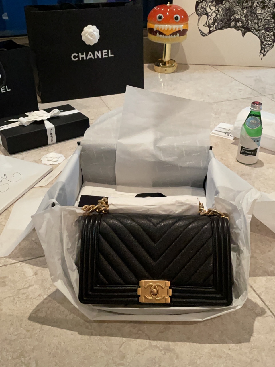 Chanel Medium Boy Chanel Handbag Grained Calfskin & Gold Black 착용 스타일