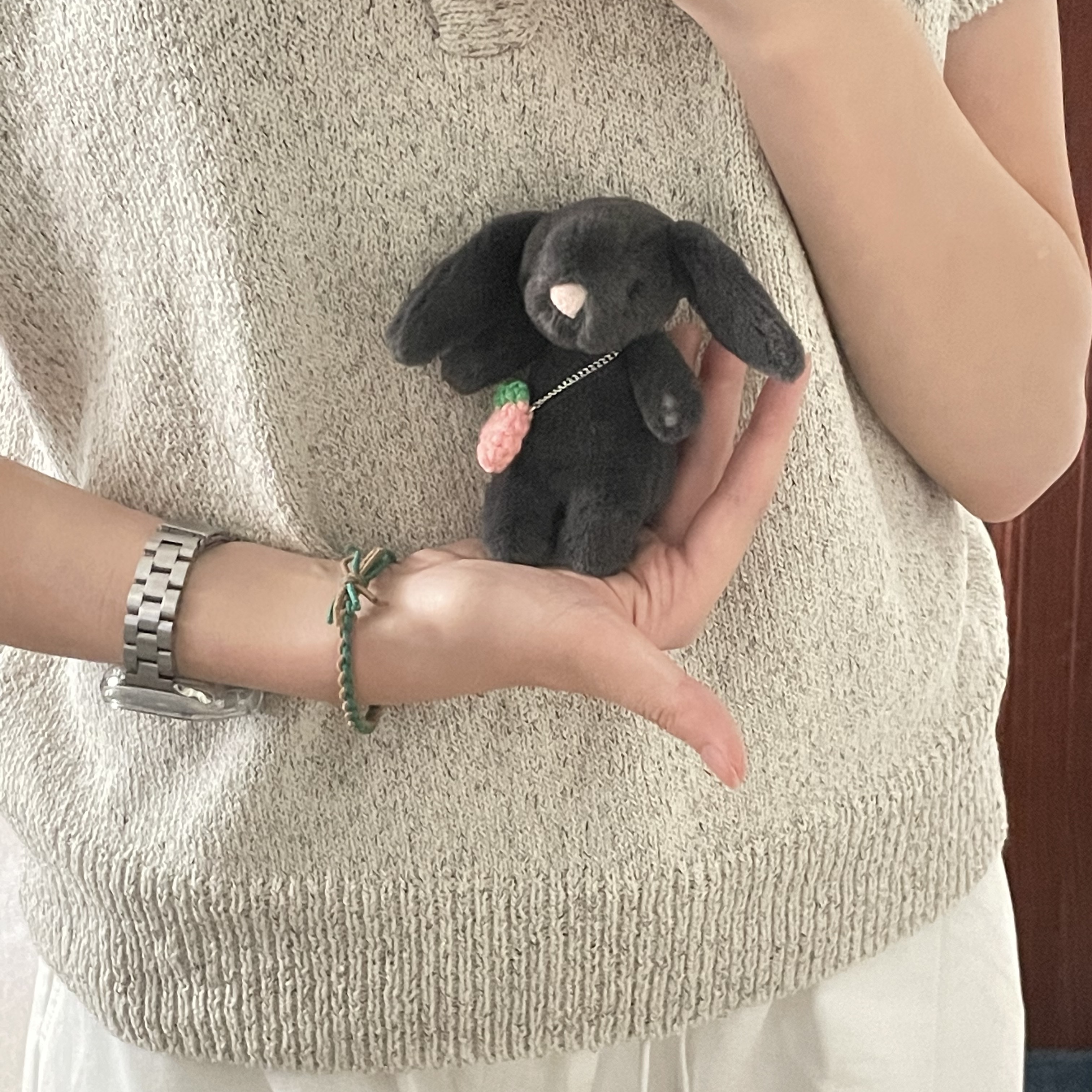 Jellycat Bashful Bunny Bag Charm Ink 착용 스타일 - 2