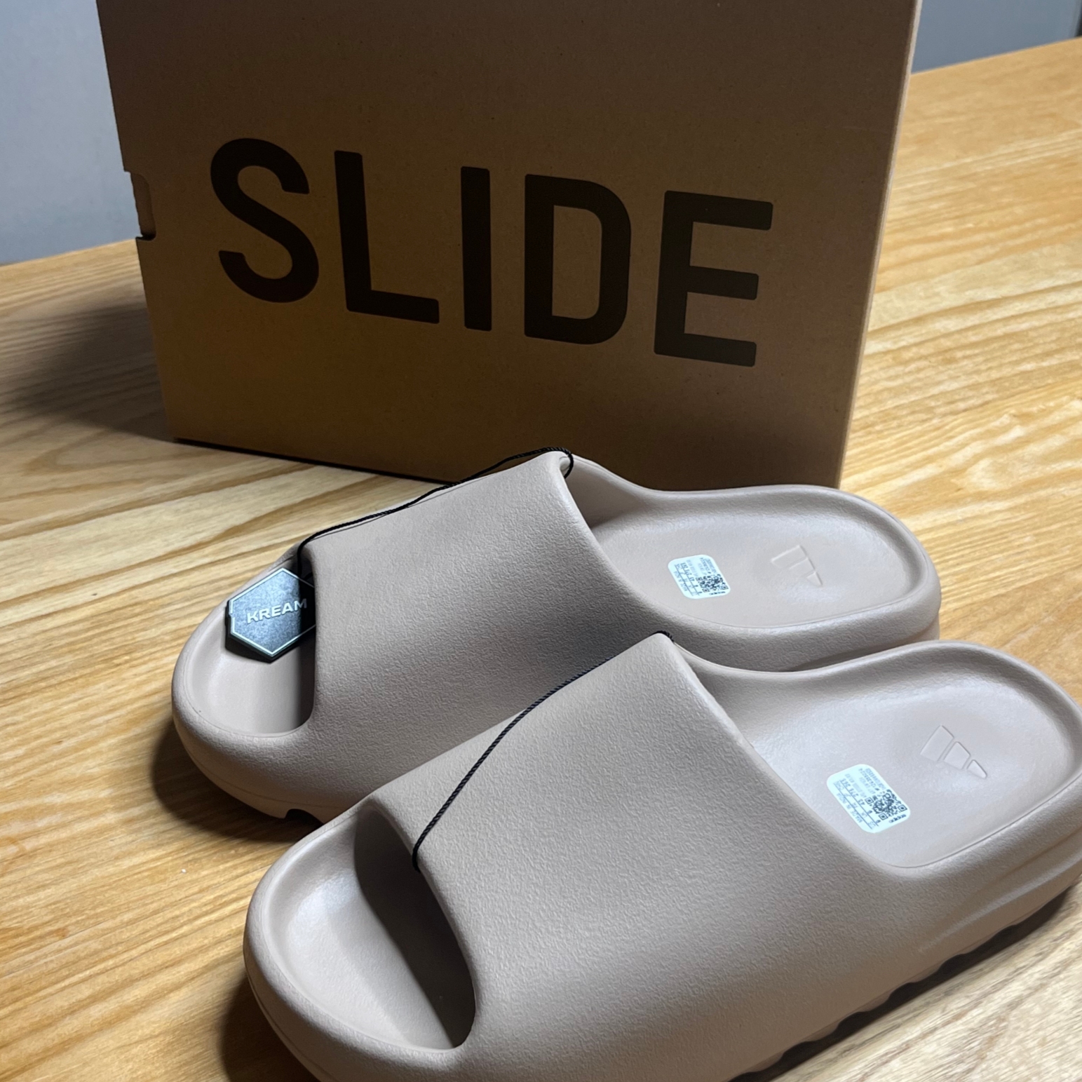 Adidas Yeezy Slide Pure - Re-Release Ver. 착용 스타일 - 3