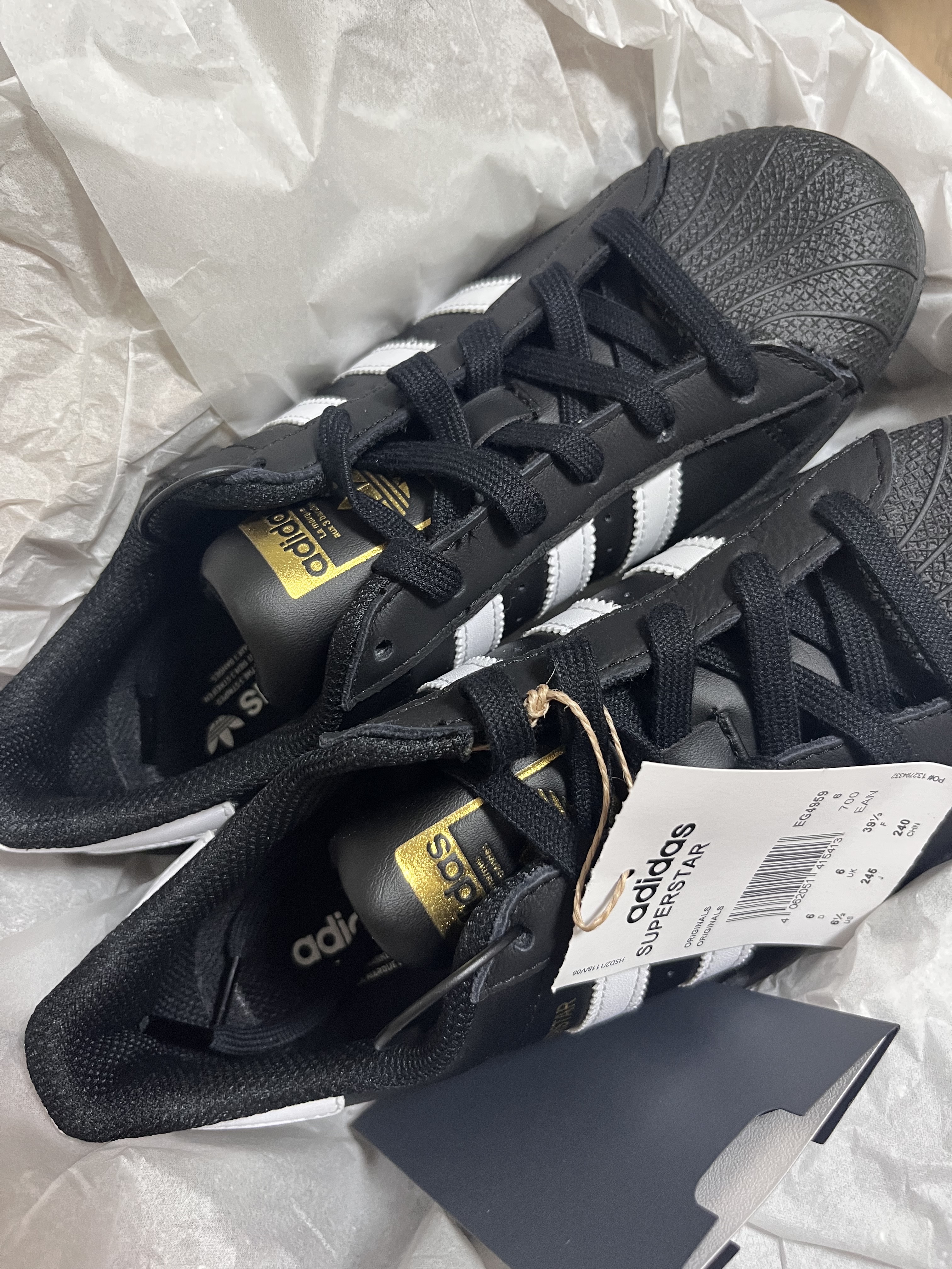 Adidas Superstar Core Black White 착용 스타일 - 2