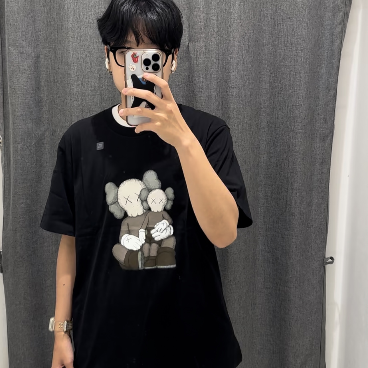Uniqlo UT x Kaws Short Sleeve Graphic T-Shirt Black, Uniqlo UT x Kaws Short Sleeve Graphic T-Shirt White 착용 스타일 - 2