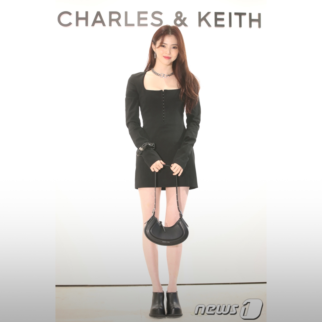 Charles & Keith Petra Curve Shoulder Bag Black, Charles & Keith Charlot Bag Taupe 착용 스타일 - 2
