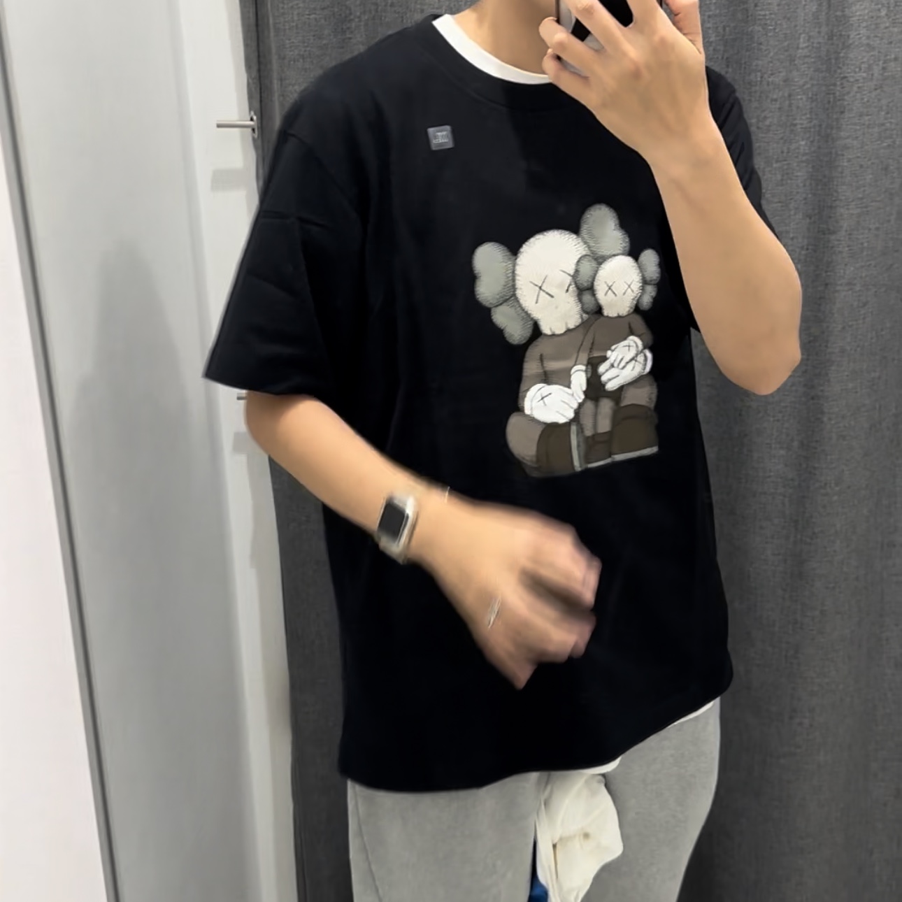 Uniqlo UT x Kaws Short Sleeve Graphic T-Shirt Black, Uniqlo UT x Kaws Short Sleeve Graphic T-Shirt White 착용 스타일 - 1