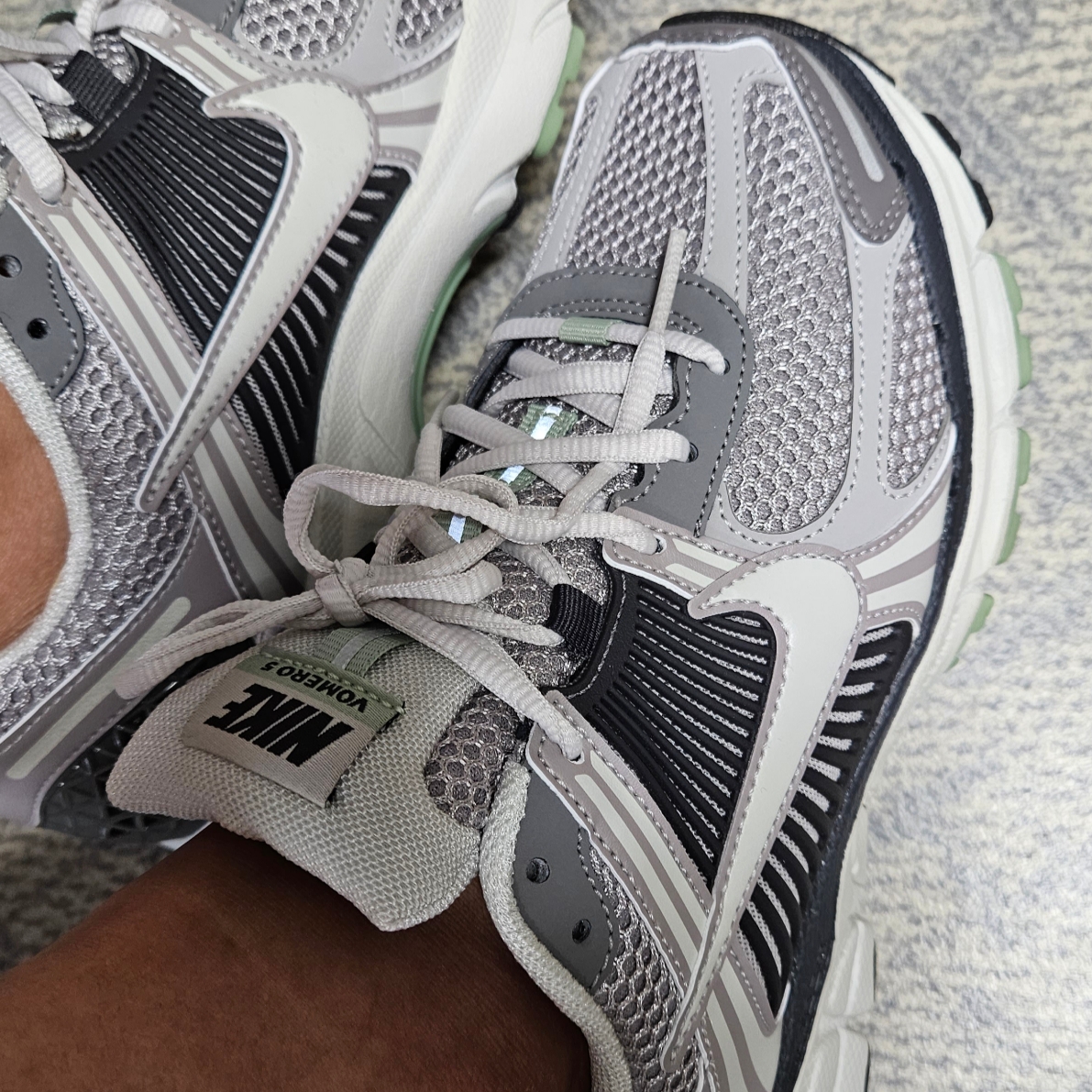 (W) Nike Zoom Vomero 5 Cobblestone and Flat Pewter 착용 스타일