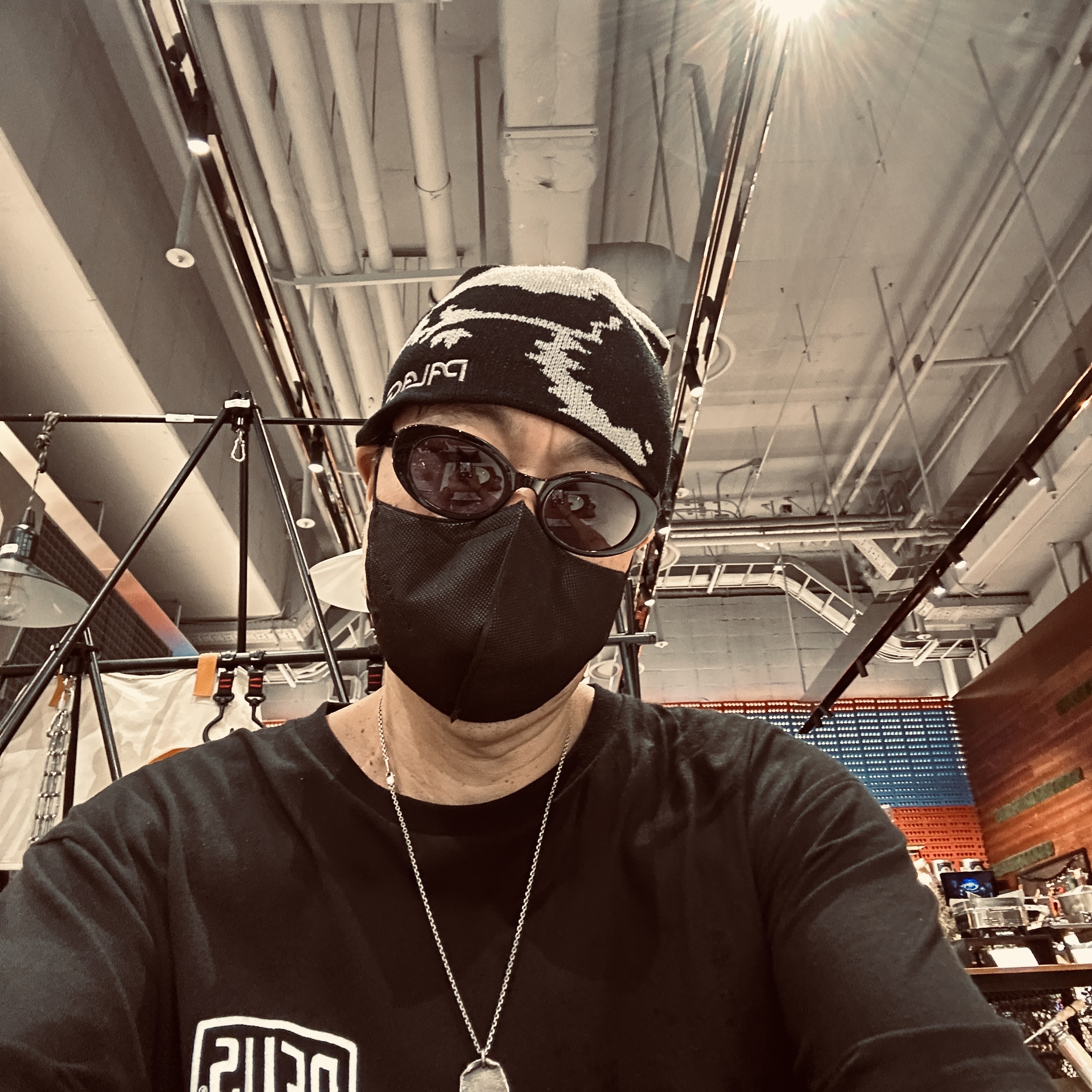 Palace x Oakley Beanie Black Grey - 23SS 착용 스타일 - 1