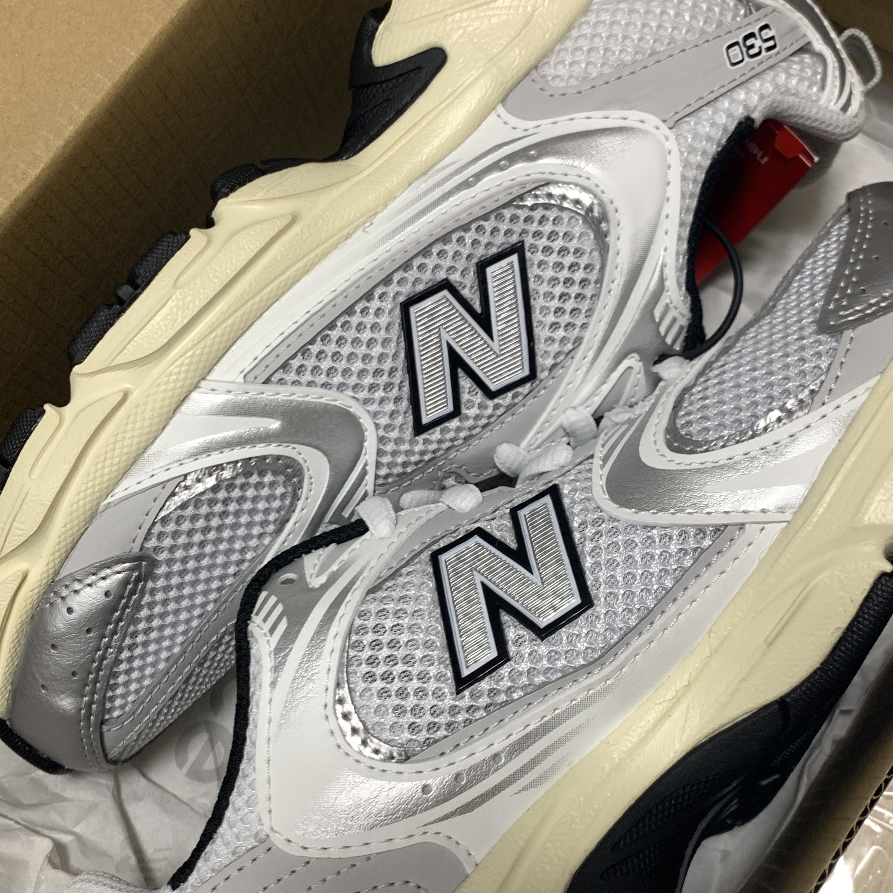New Balance 530 Silver Cream 착용 스타일