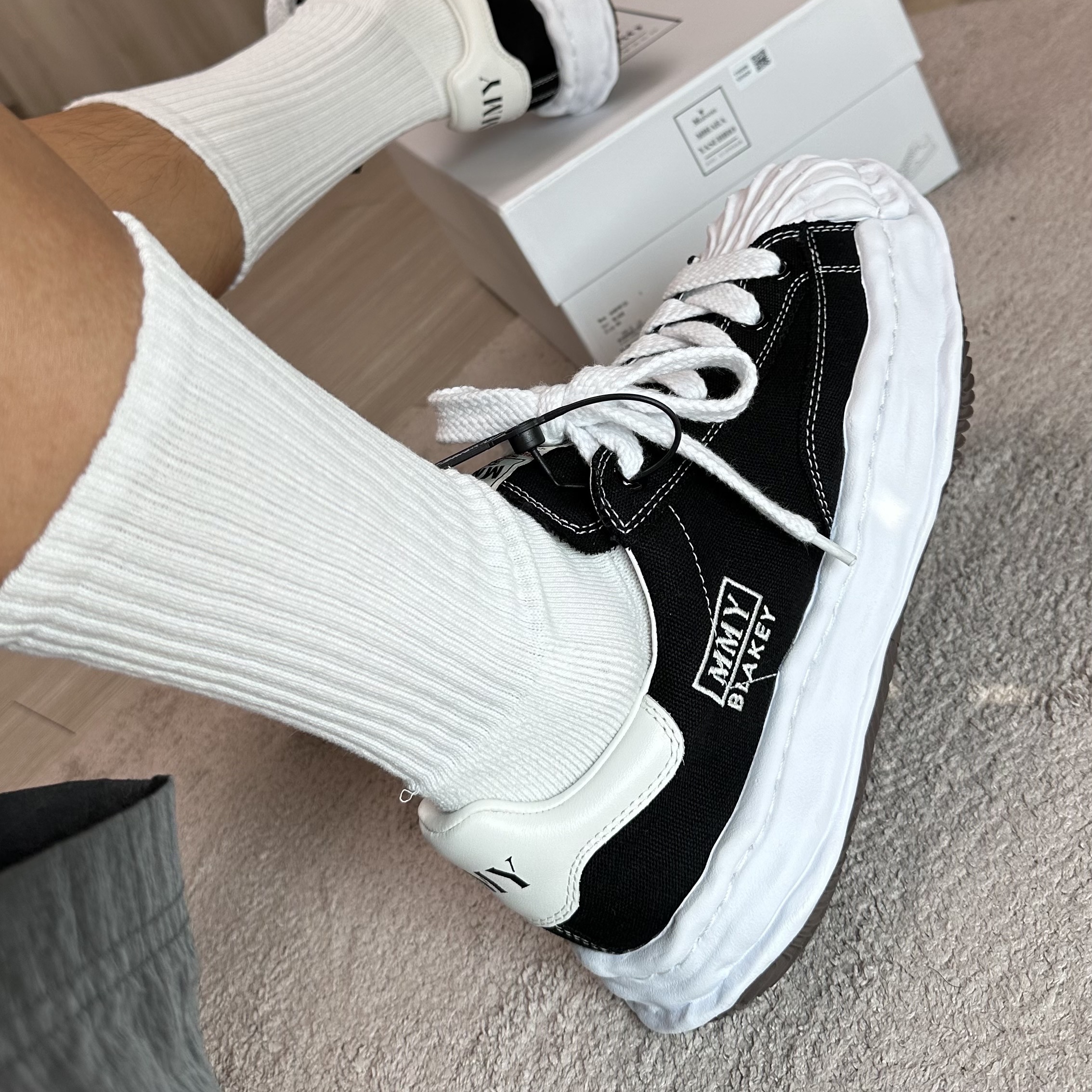 Maison Mihara Yasuhiro Blakey OG Sole Canvas Low-top Sneakers Black White 착용 스타일 - 1