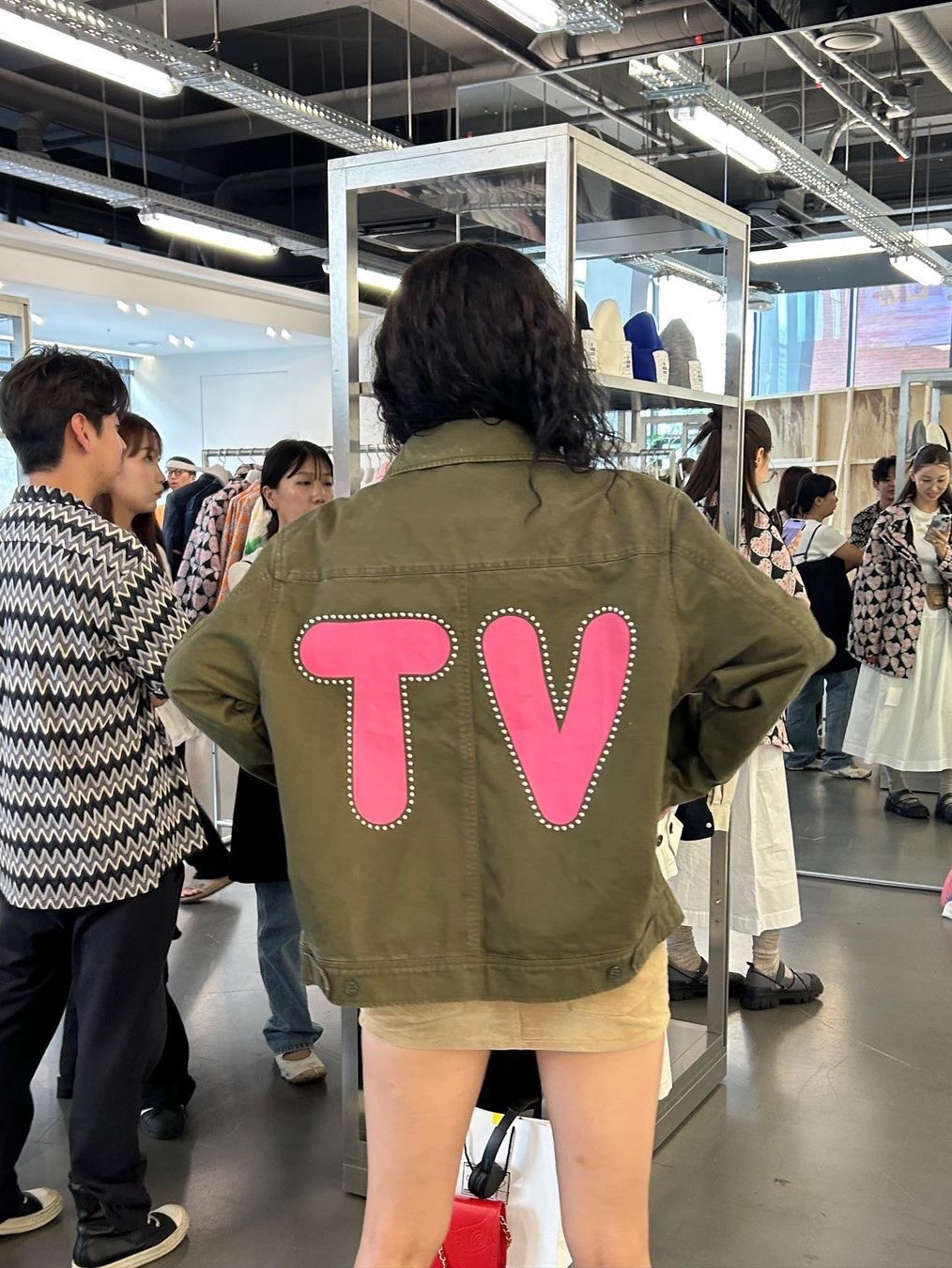 The Museum Visitor Stud Back Logo Carpenter Jacket Khaki 착용 스타일