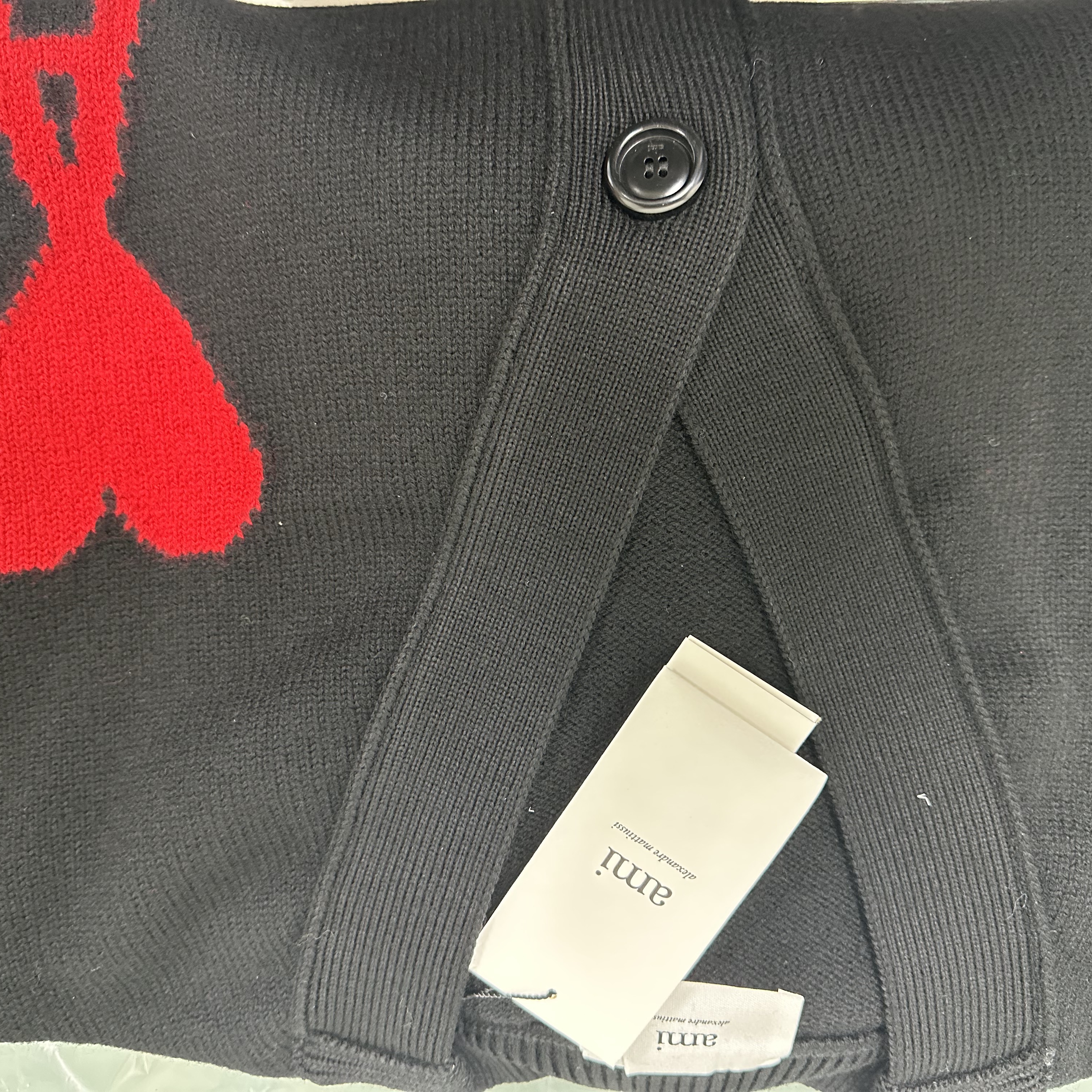 AMI de Coeur Oversize Intarsia Cardigan Black 착용 스타일 - 1