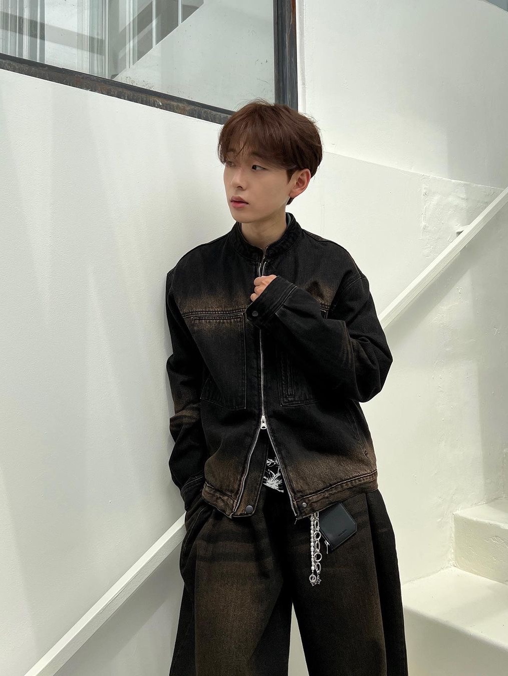 Haleine Sand Blushed Denim Biker Jacket Dark Brown Oil, [KREAM 단독] Haleine Sand Blushed Denim Biker Jacket Ash Blue Oil 착용 스타일 - 2