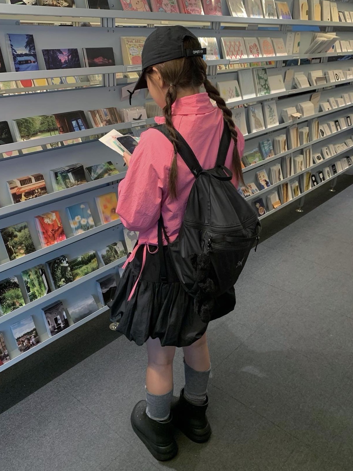 Arc'teryx Heliad 15 Backpack Black, Crocs Classic Crush Boot Black 착용 스타일 - 1