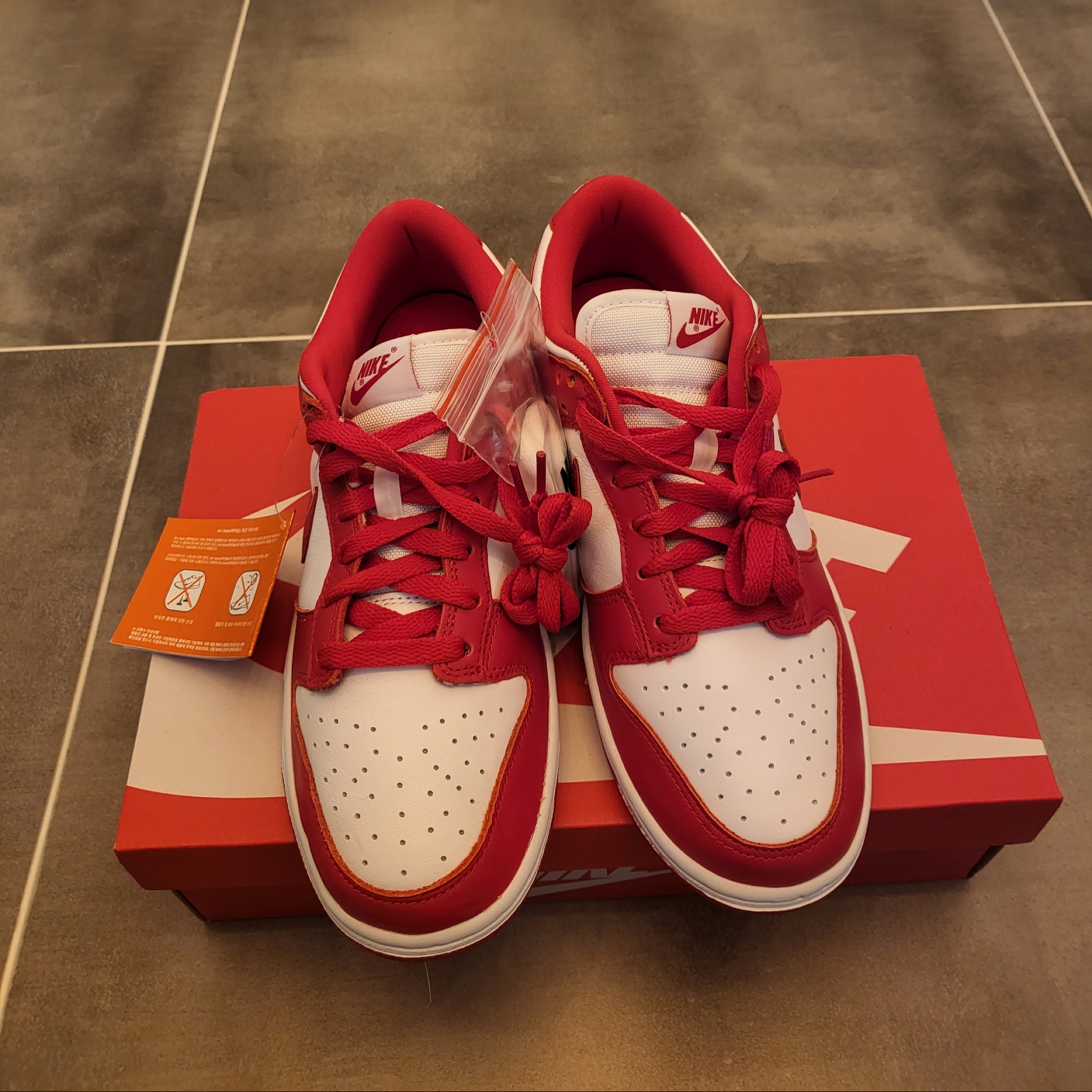 Nike Dunk Low SP White and University Red 2023 착용 스타일 - 1