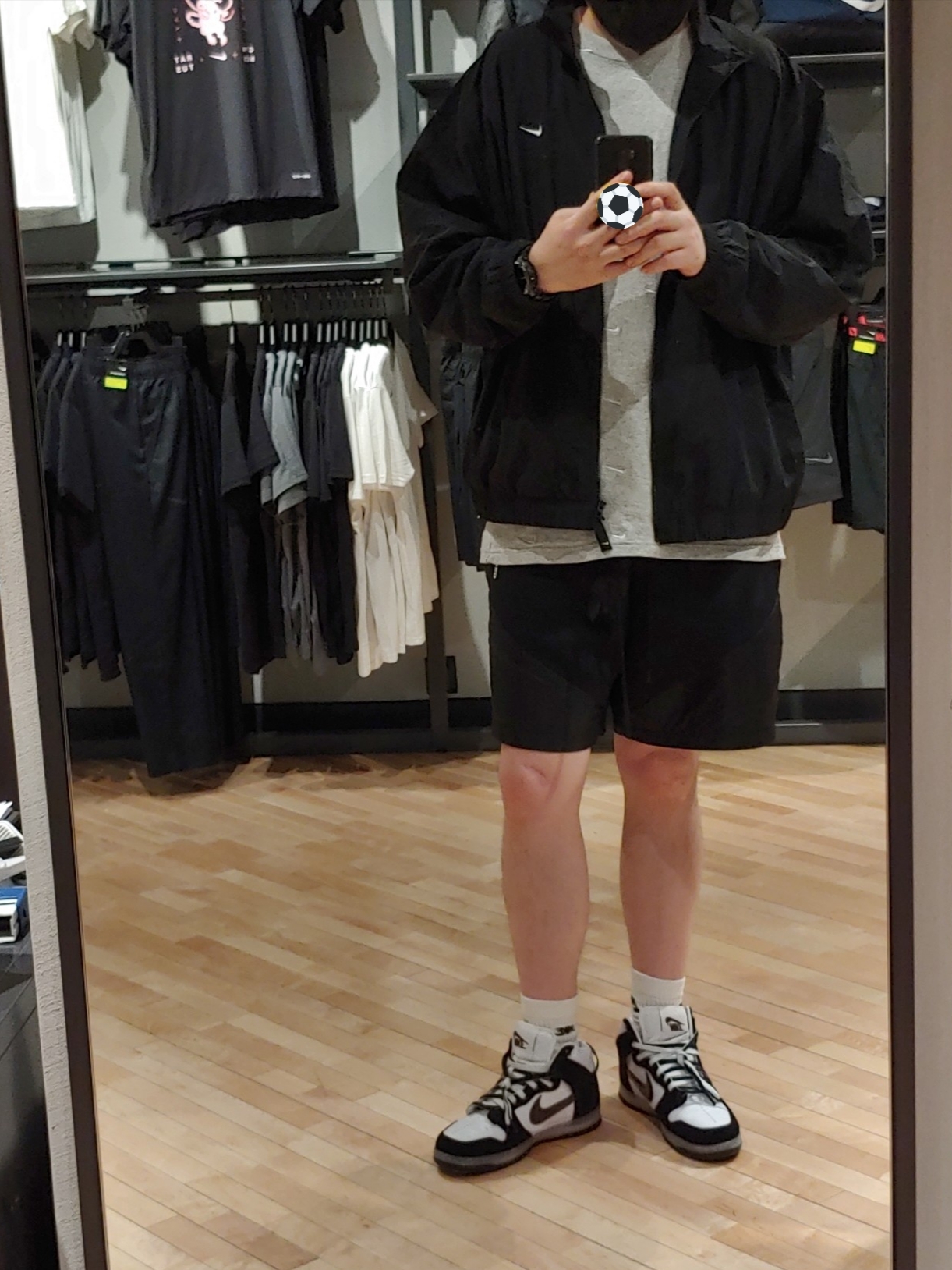 Nike M NRG Track Jacket Black, Nike NRG Swoosh Logo T-Shirt Grey Heather 착용 스타일 - 1