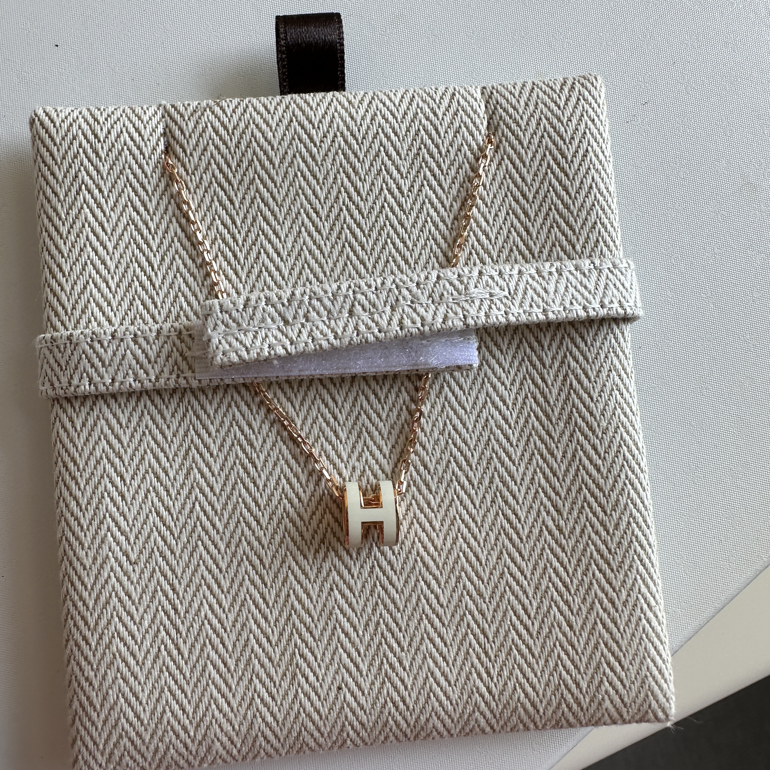(W) Hermes Mini Pop H Pendant Rose Gold & Blanc 착용 스타일