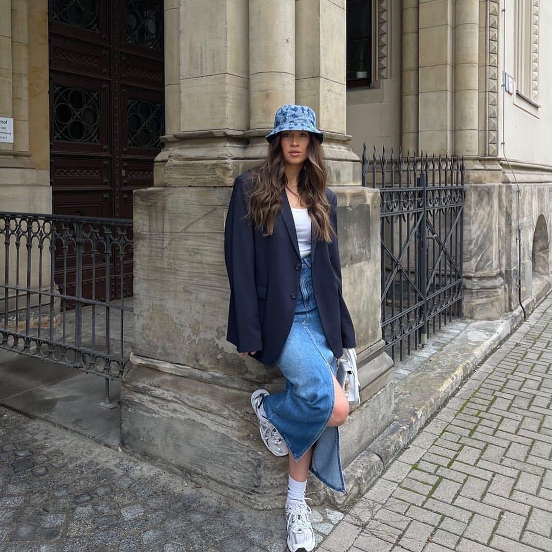 (W) Prada Re-Nylon Bucket Hat Black, Celine Embroidered Bucket Hat in Ink Bleach Denim Ink Bleach 착용 스타일 - 3