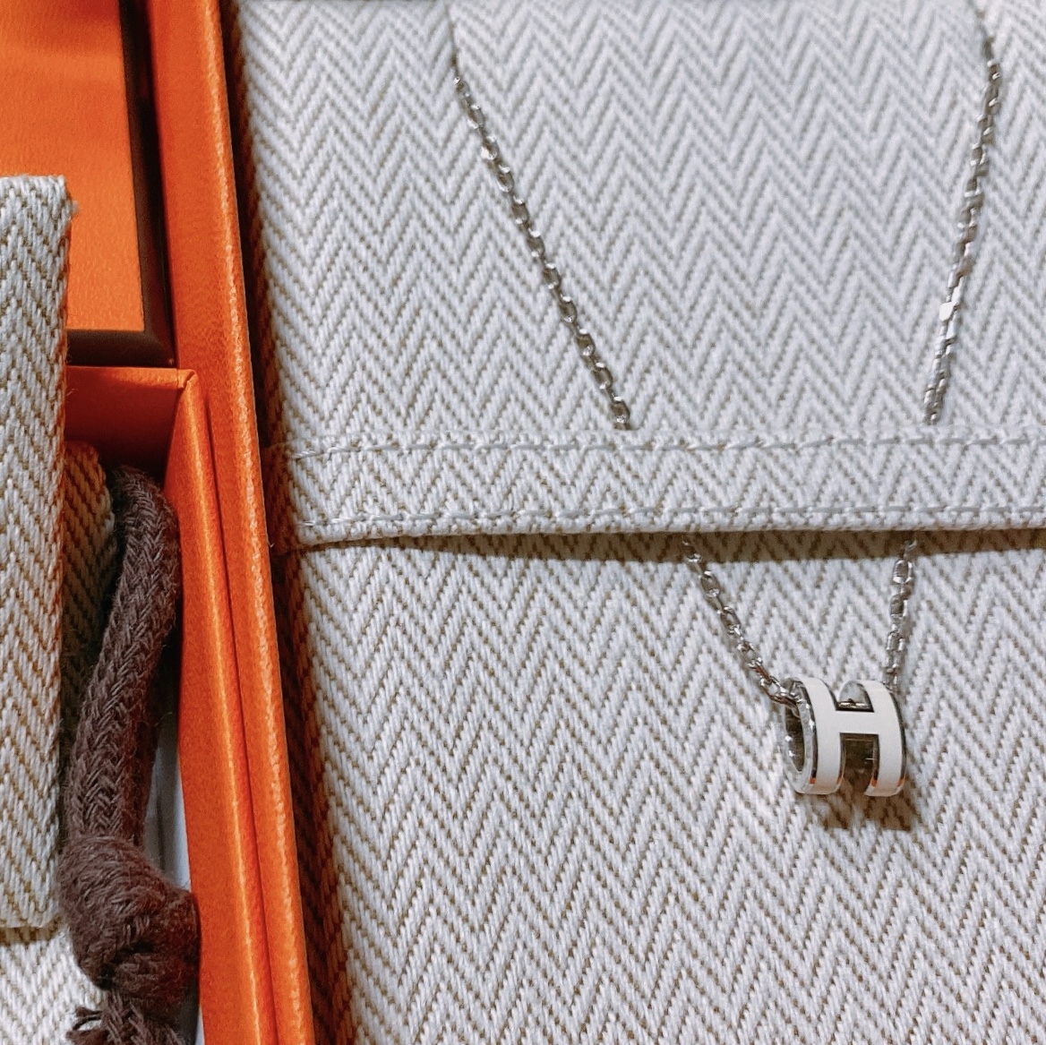 (W) Hermes Mini Pop H Pendant Palladium & Blanc 착용 스타일