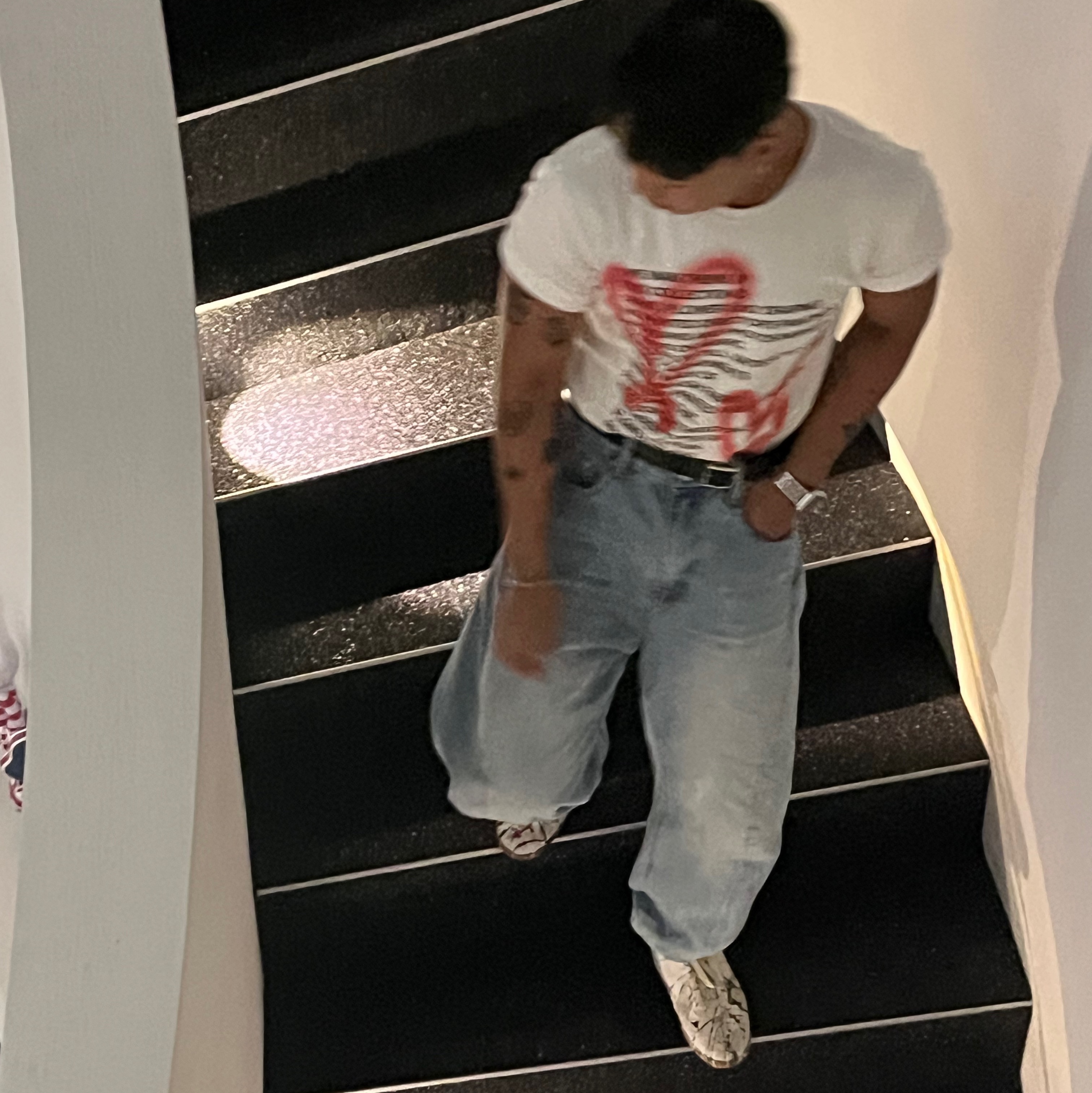 The Museum Visitor Heart Sprayed T-Shirts White 착용 스타일 - 1