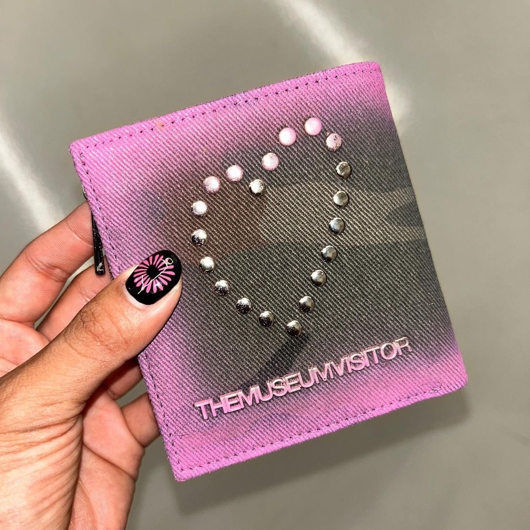 The Museum Visitor Heart Stud Spray Wallet Black 착용 스타일