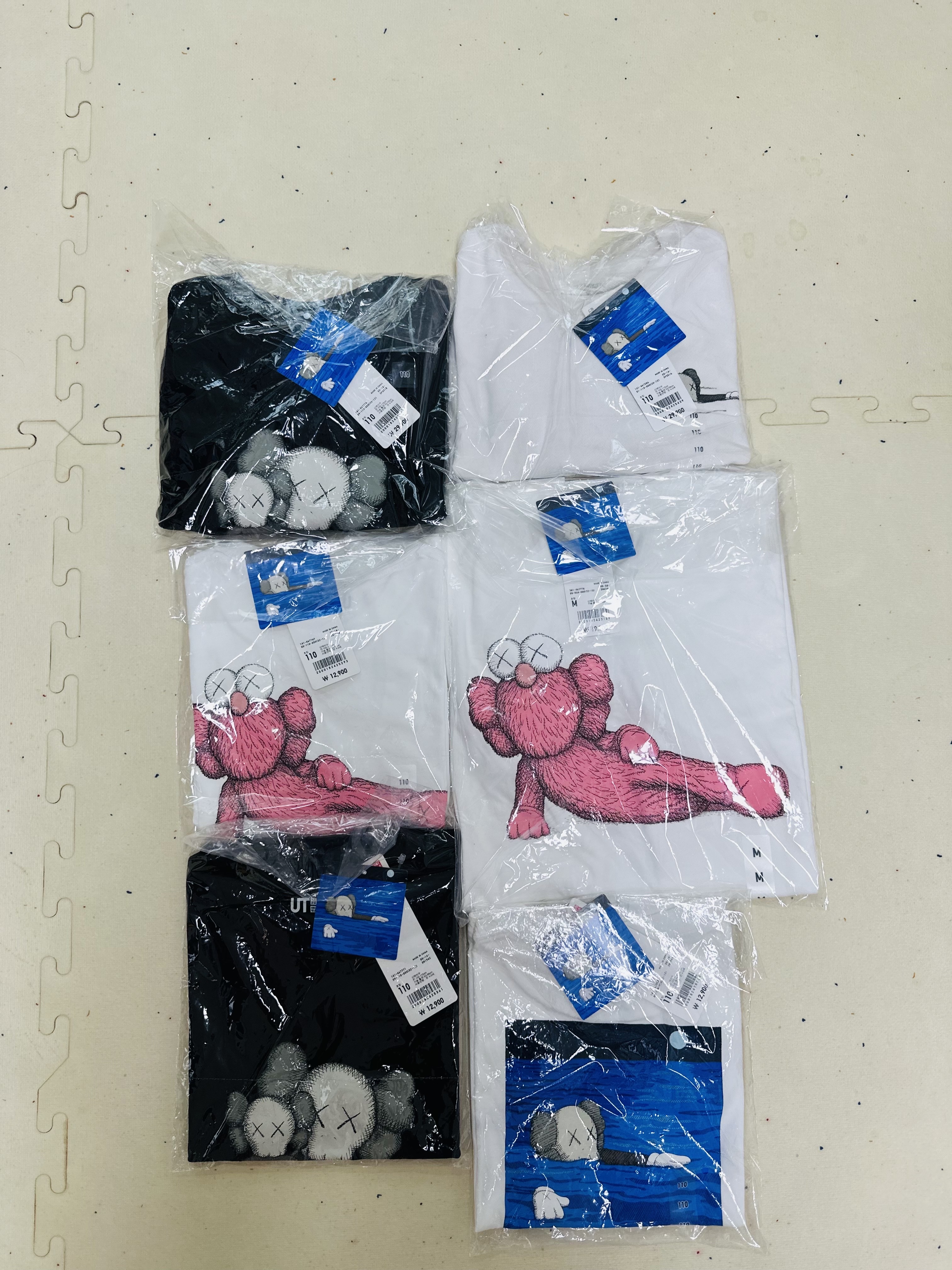Uniqlo UT x Kaws Short Sleeve Graphic T-Shirt White, (Kids) Uniqlo UT x Kaws Long Sleeve Sweatshirt Black 착용 스타일