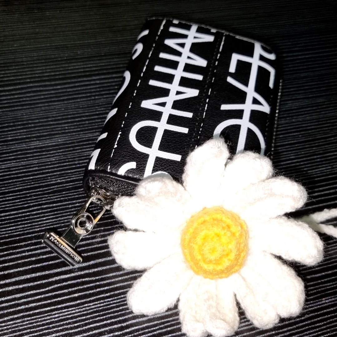 Peaceminusone Card Holder #1 Black 착용 스타일