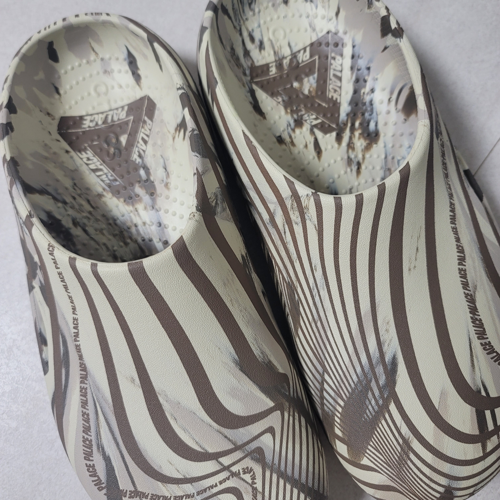 Crocs x Palace Recovery Clog Bone Multi 착용 스타일 - 2