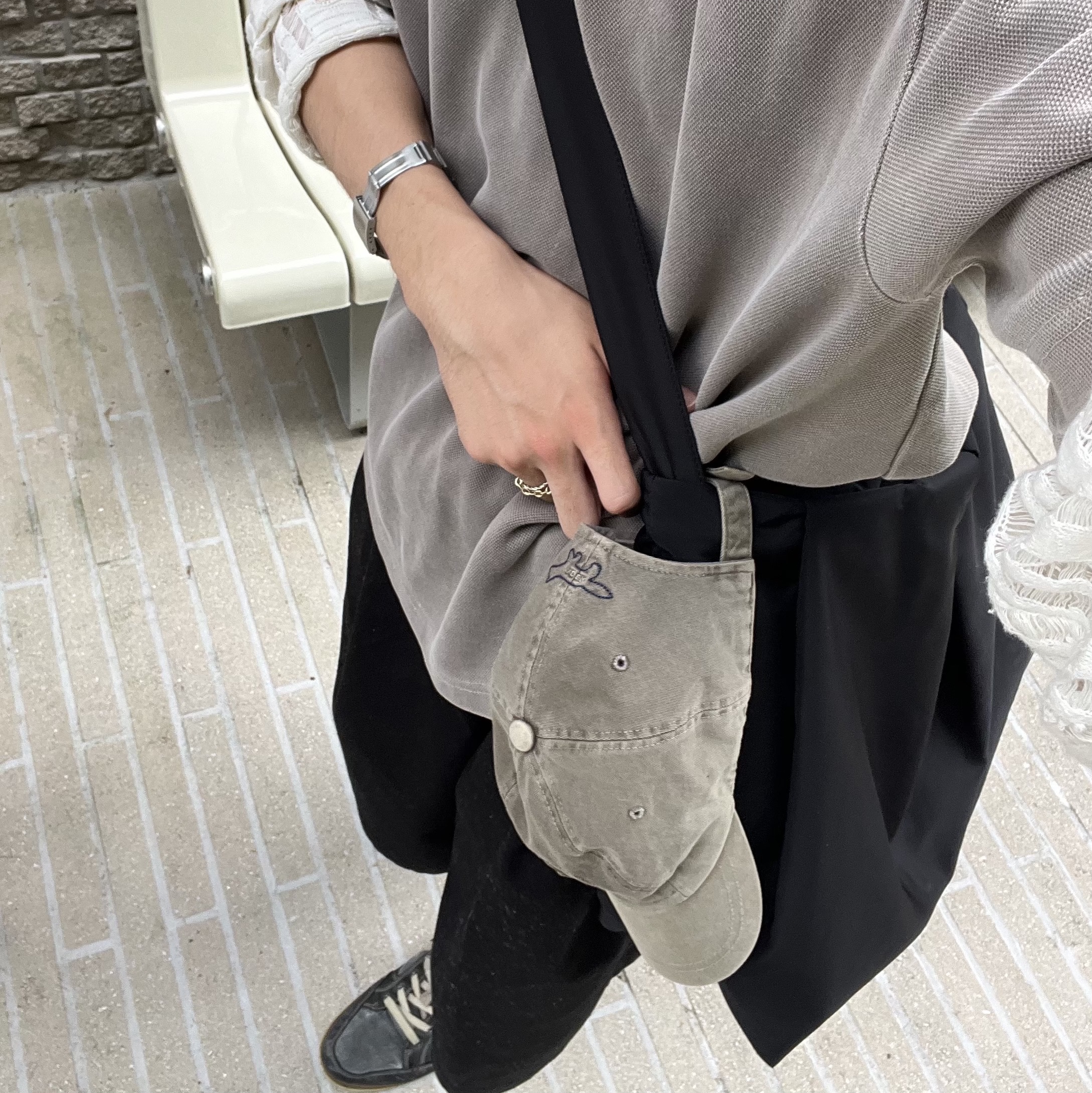 Maison Kitsune x Ader Error Triple Fox Head PK-Shirt Beige, Ader Error x Maison Kitsune Triple Fox Head Cap Pink 착용 스타일 - 2