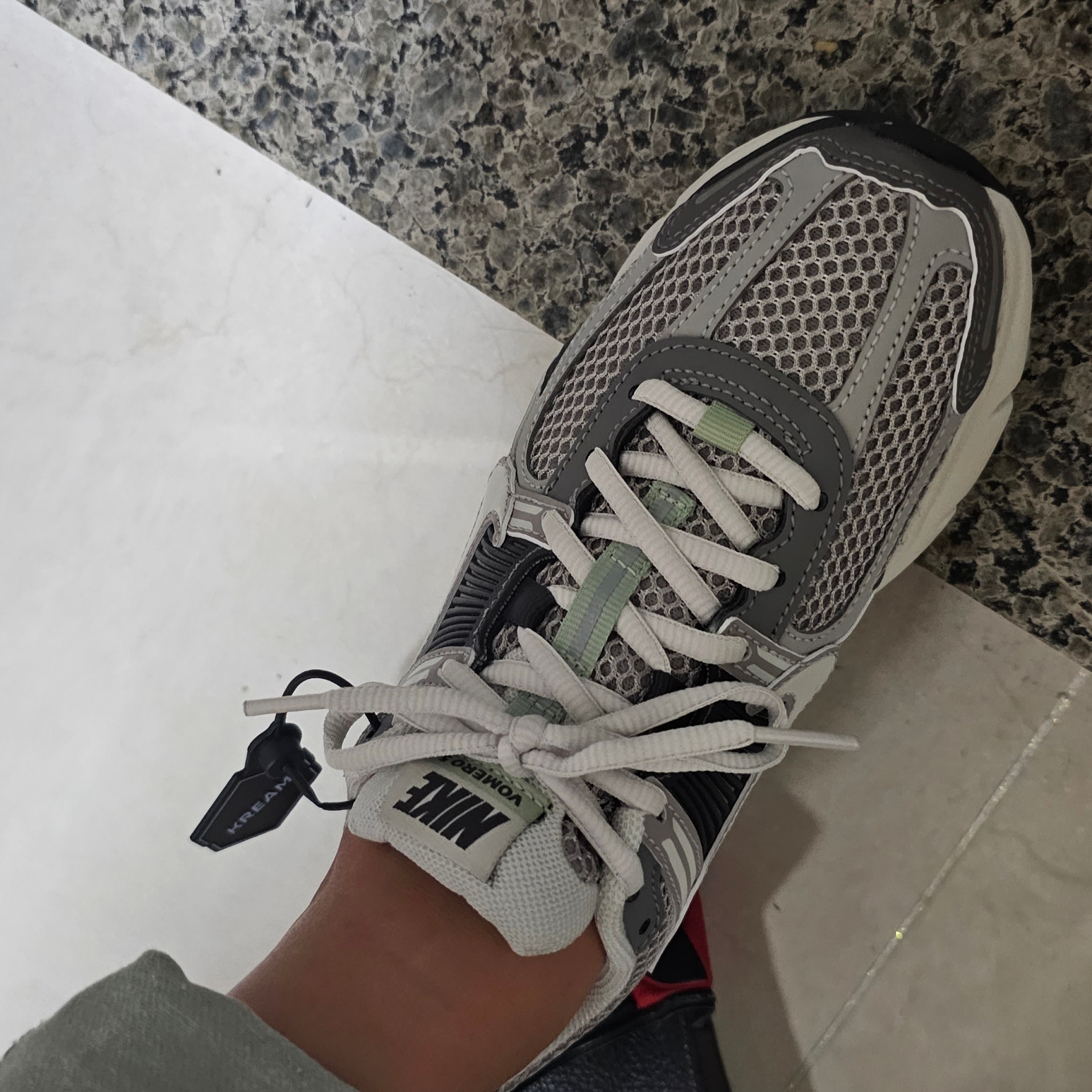 (W) Nike Zoom Vomero 5 Cobblestone and Flat Pewter 착용 스타일 - 1