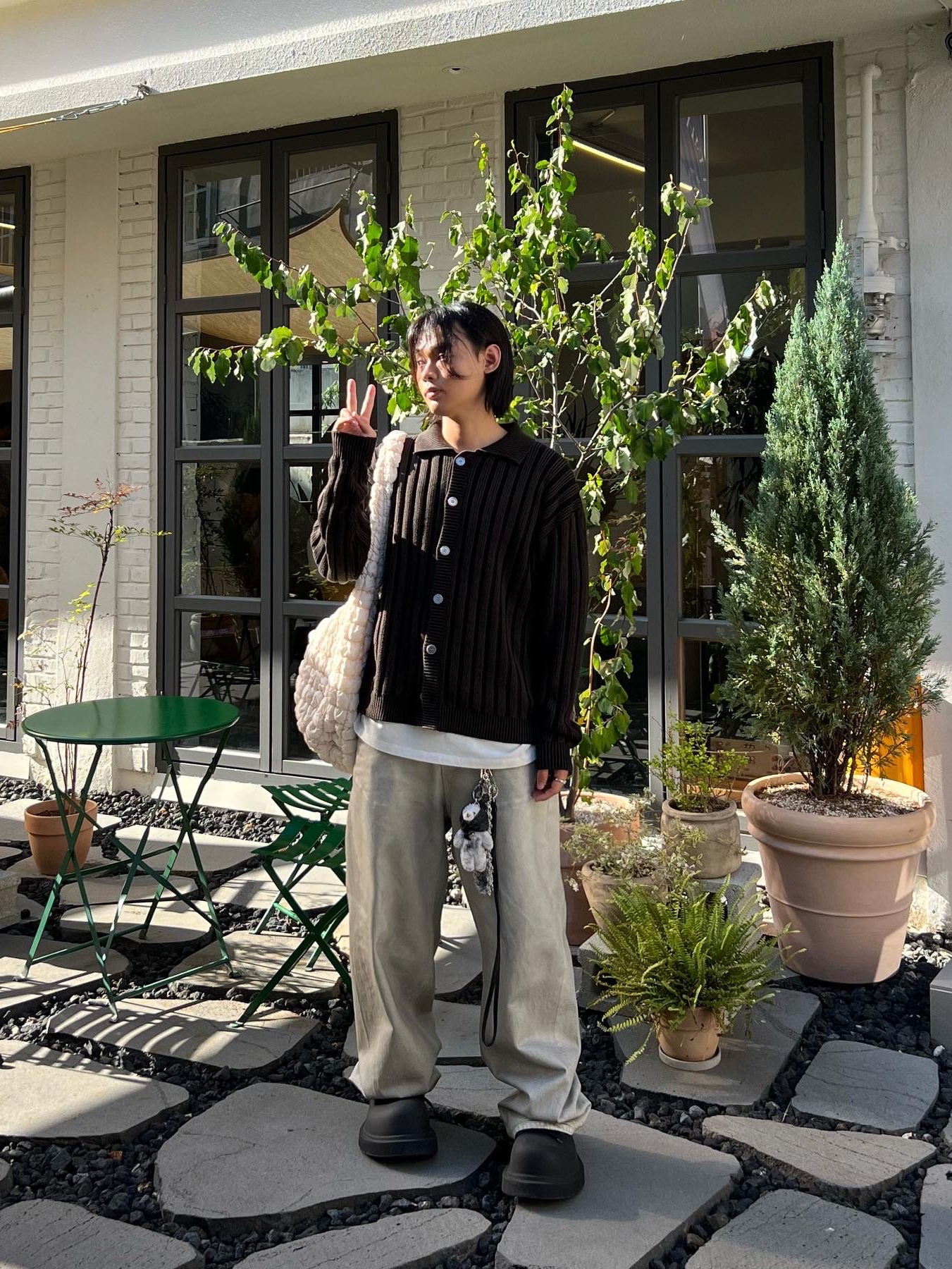 COS Quilted Oversized Shoulder Bag Off White Light Beige, Balenciaga Steroid Derby Black 착용 스타일 - 3