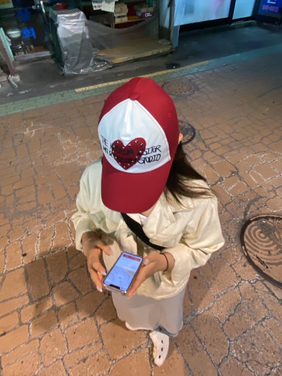 The Museum Visitor Heart Patch Stud Ballcap Red, The Museum Visitor Heart Patch Stud Ballcap Camo 착용 스타일