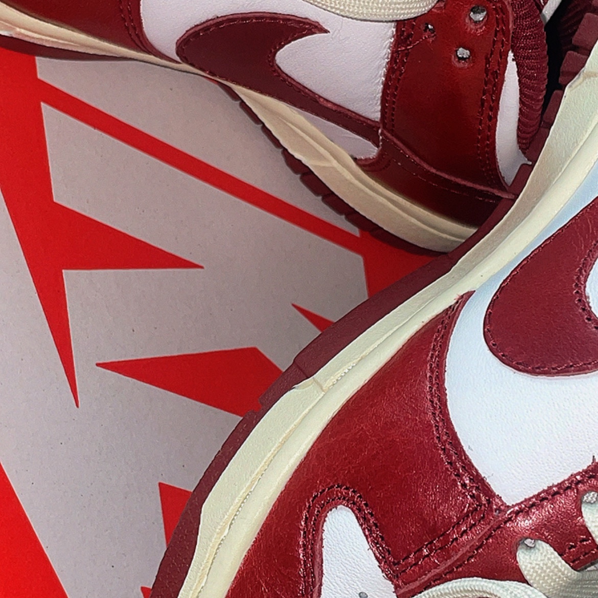 (W) Nike Dunk Low Retro PRM Team Red and White 착용 스타일 - 2