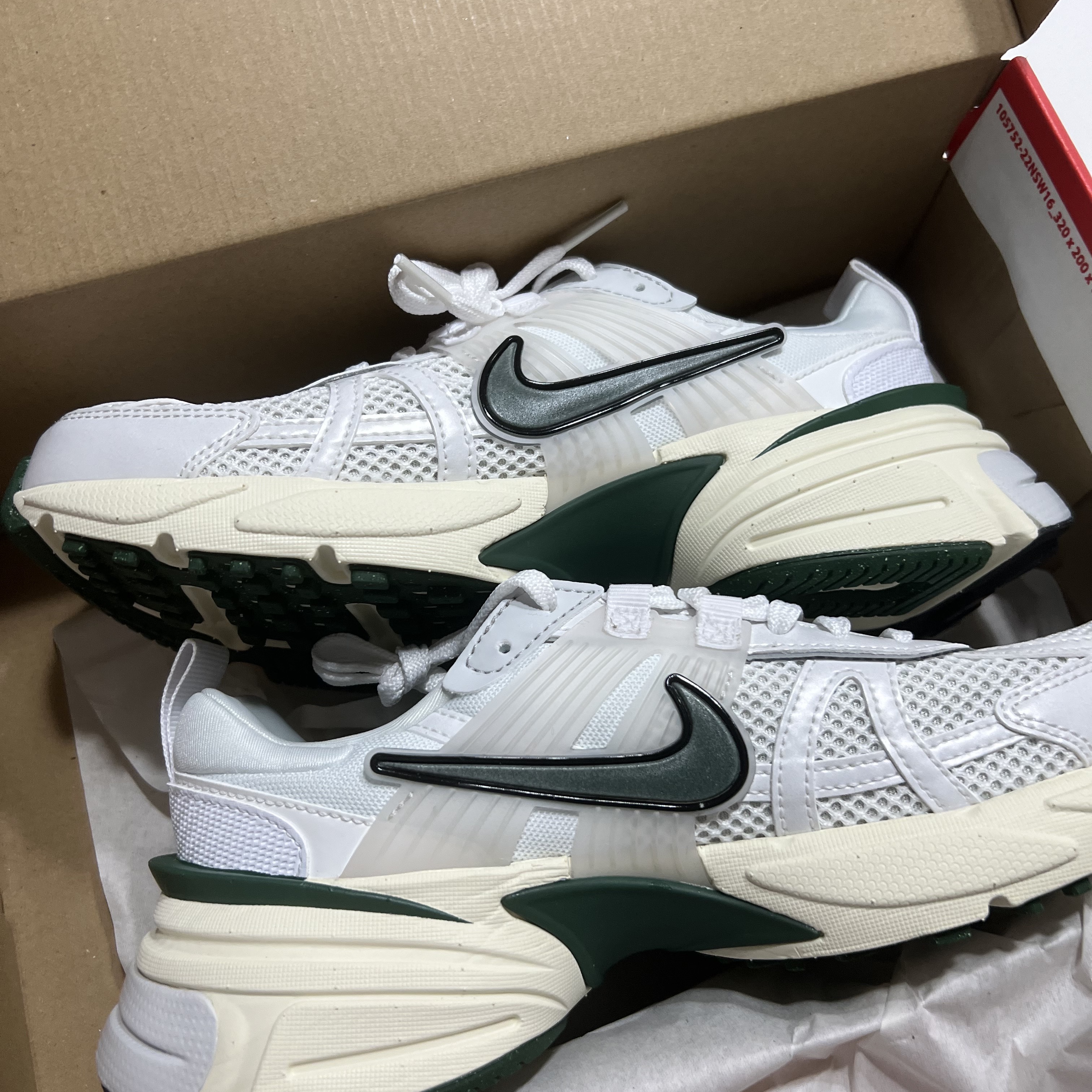 Nike V2K Run White Fir 착용 스타일
