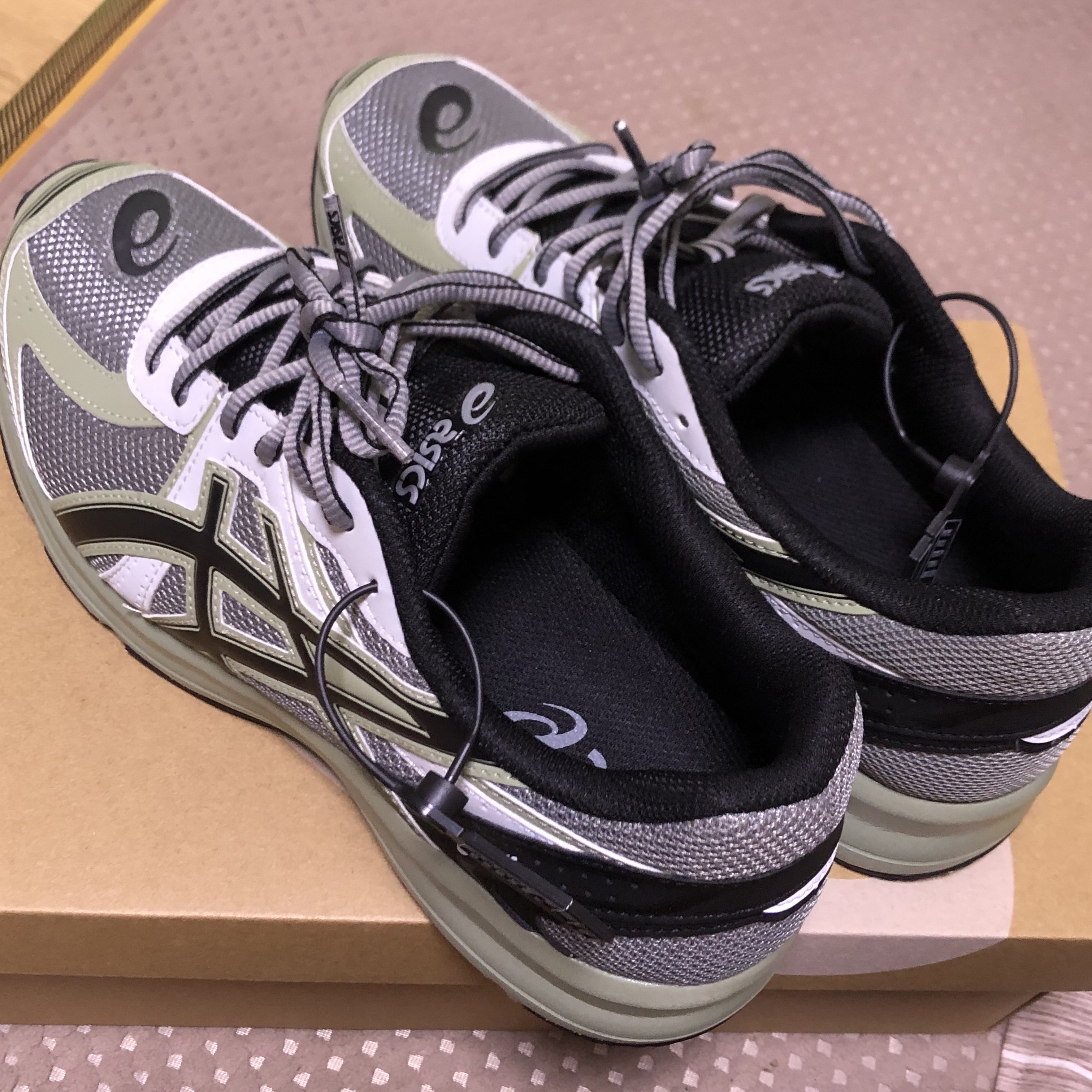 Asics Jog 100 S Sheet Rock - 2E Wide 착용 스타일 - 1
