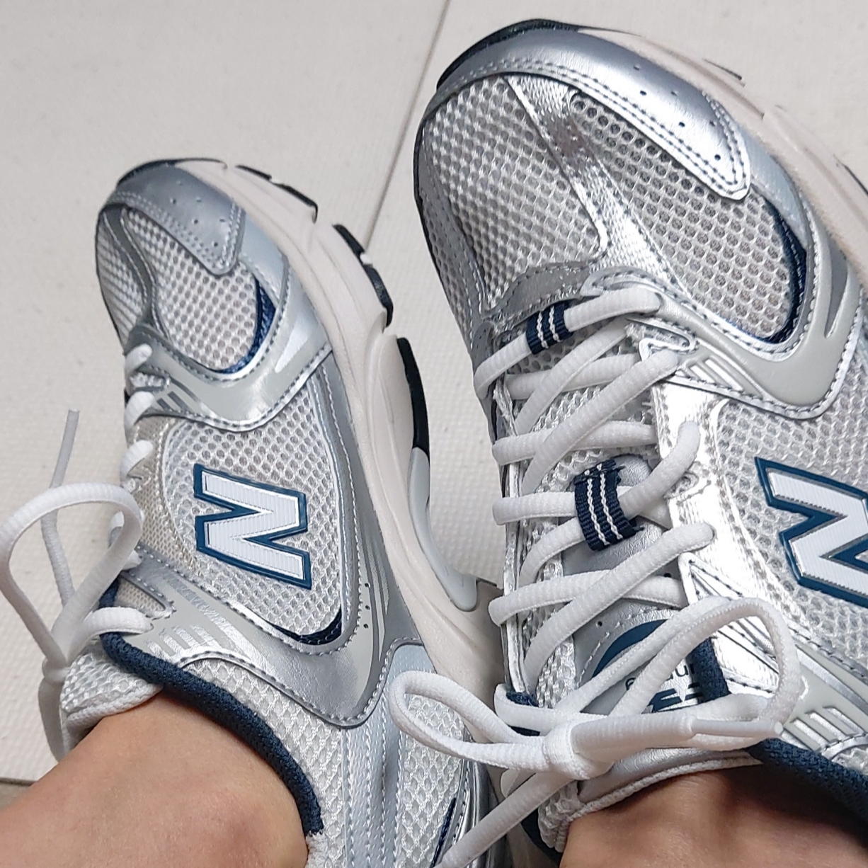 New Balance 530 Steel Grey 착용 스타일 - 3