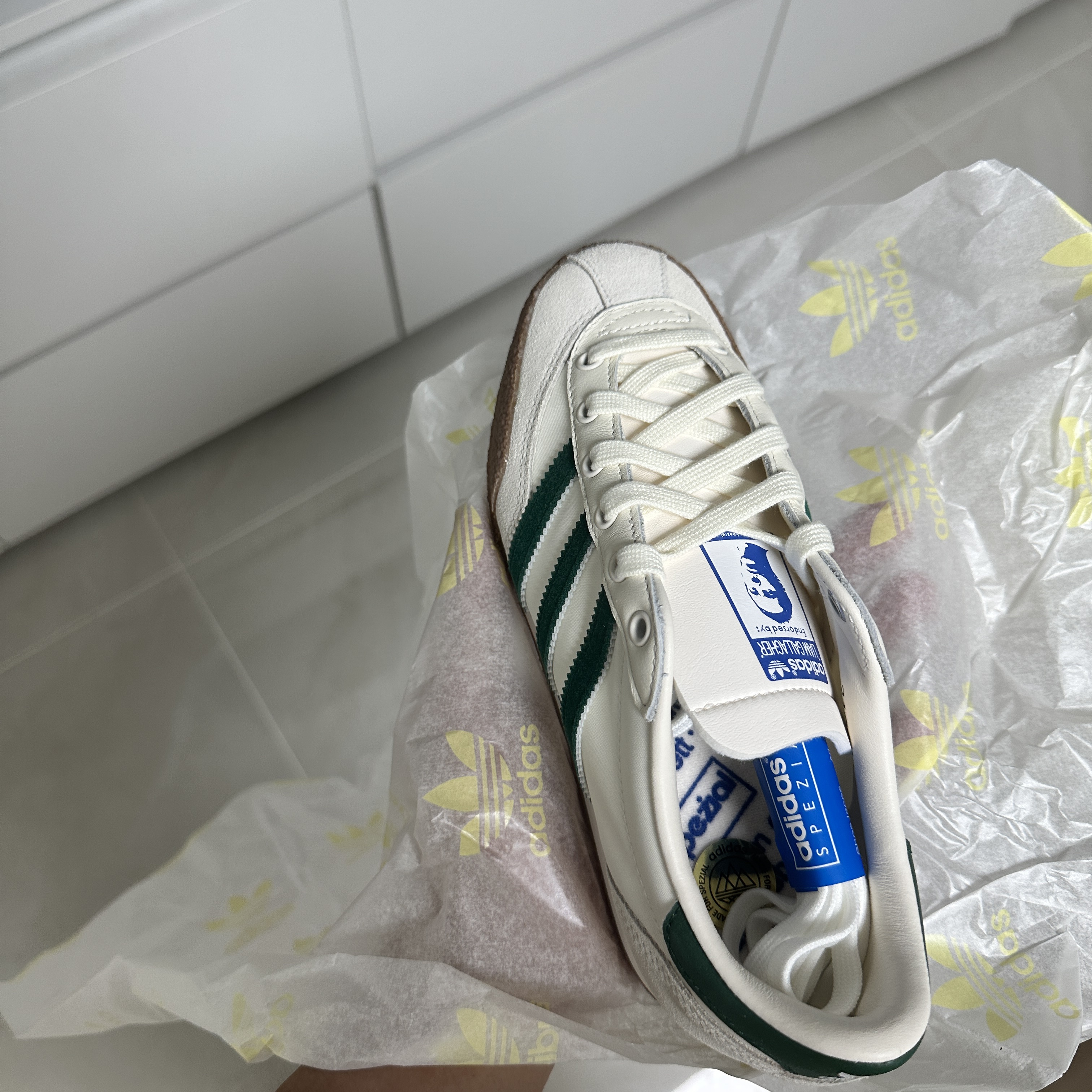 Adidas x Liam Gallagher Spezial LG II Cream White Collegiate Green 착용 스타일 - 5