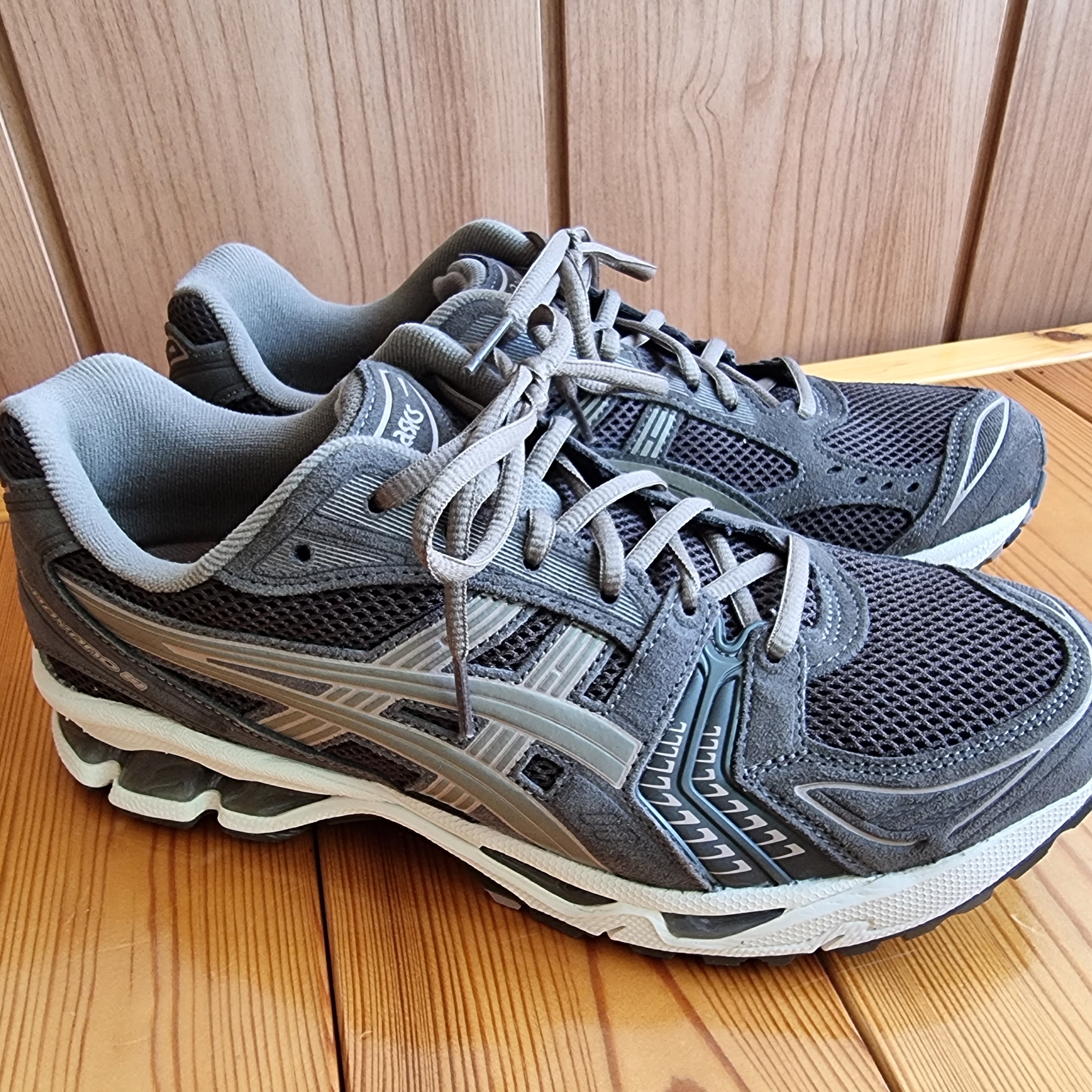 Asics Gel-Kayano 14 Dark Sepia Dark Taupe 착용 스타일 - 1