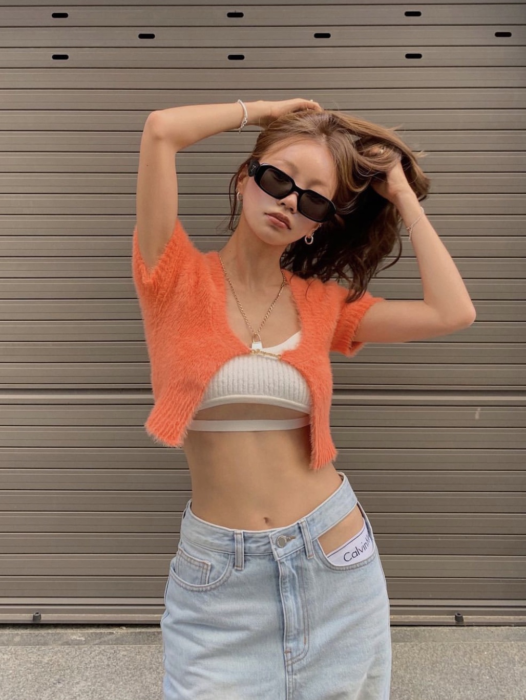 (W) Jacquemus La Maille Neve Fluffy Charm Logo Cardigan Orange, Jacquemus Le Collier Chiquito Charm Chain Necklace Light Gold 착용 스타일
