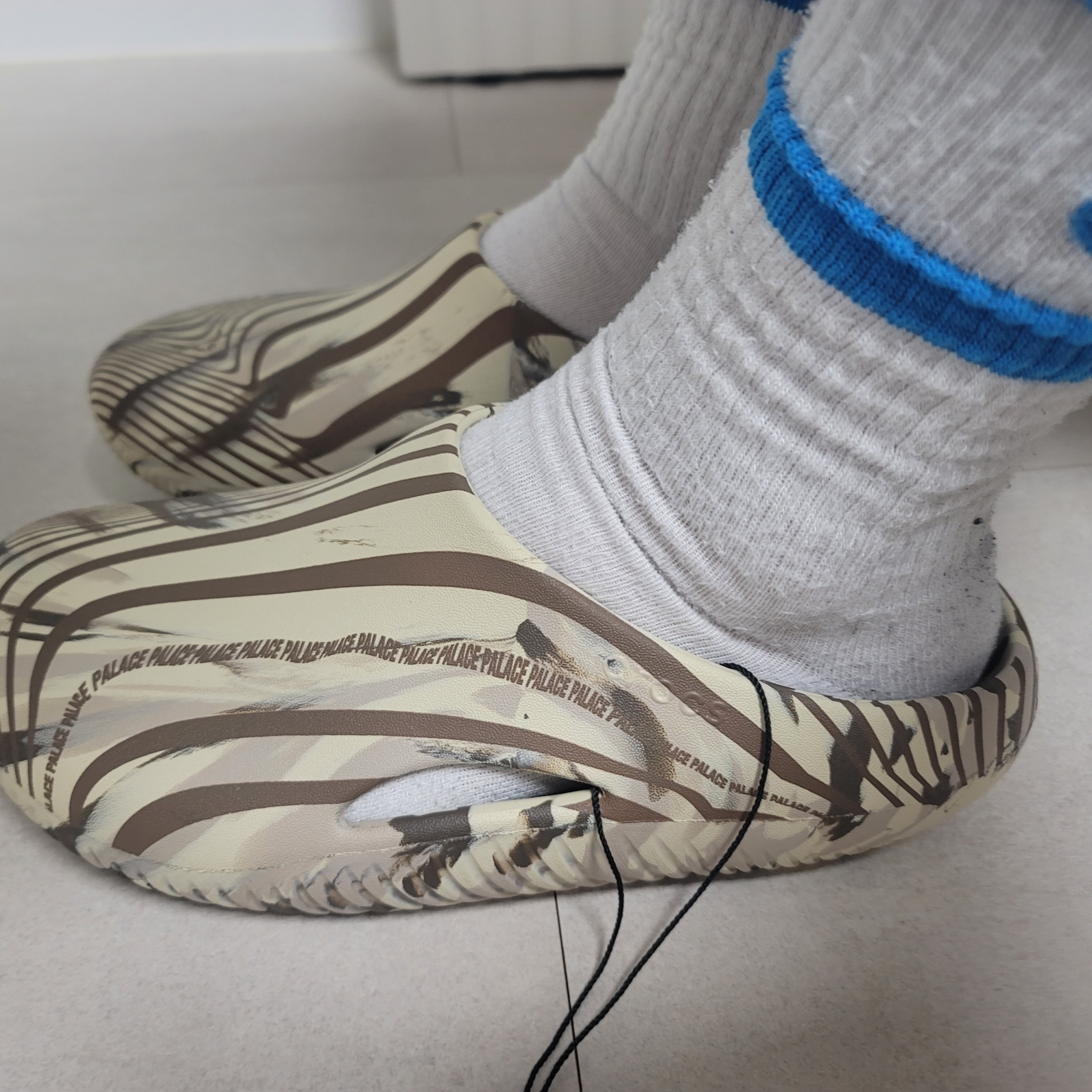 Crocs x Palace Recovery Clog Bone Multi 착용 스타일 - 3