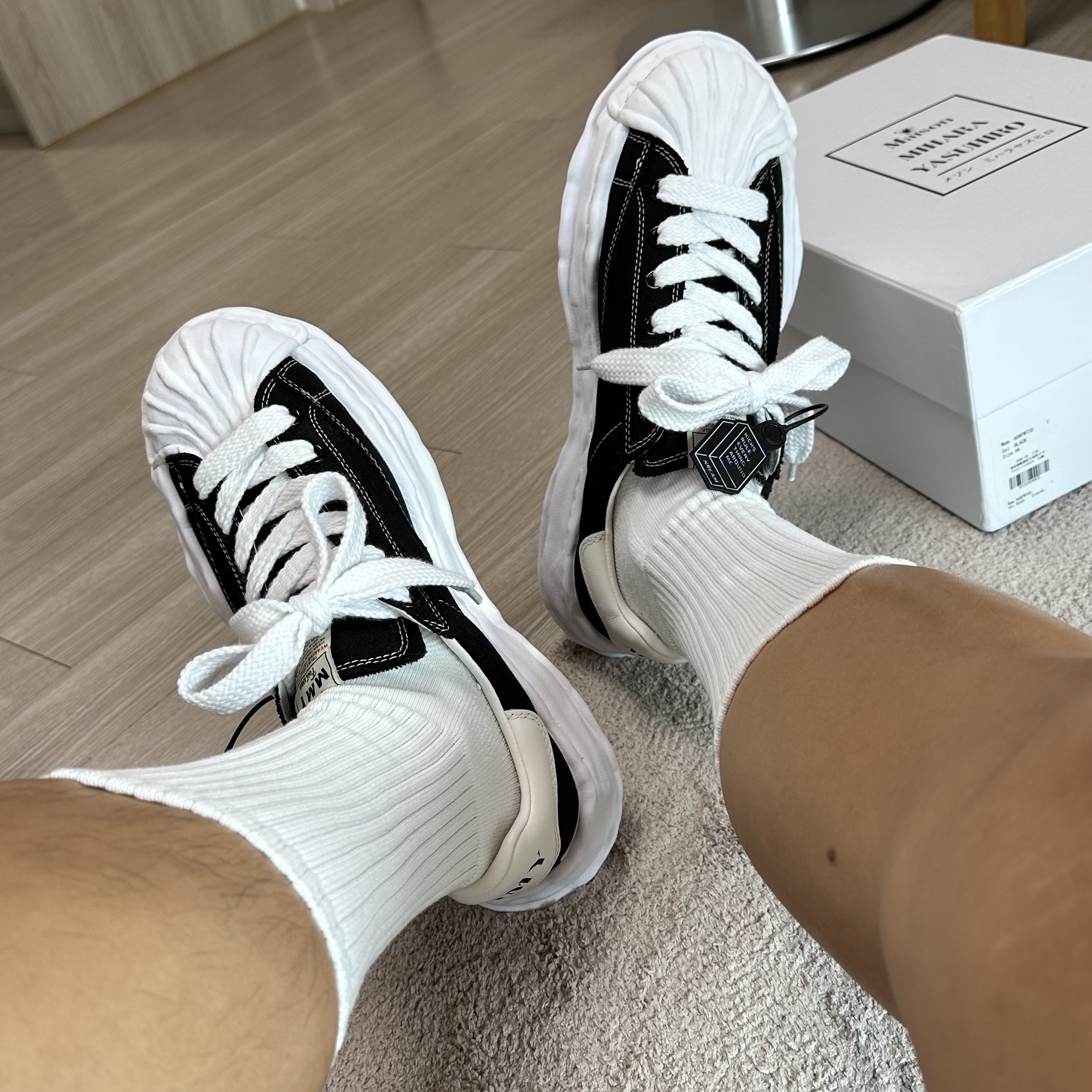 Maison Mihara Yasuhiro Blakey OG Sole Canvas Low-top Sneakers Black White 착용 스타일 - 3