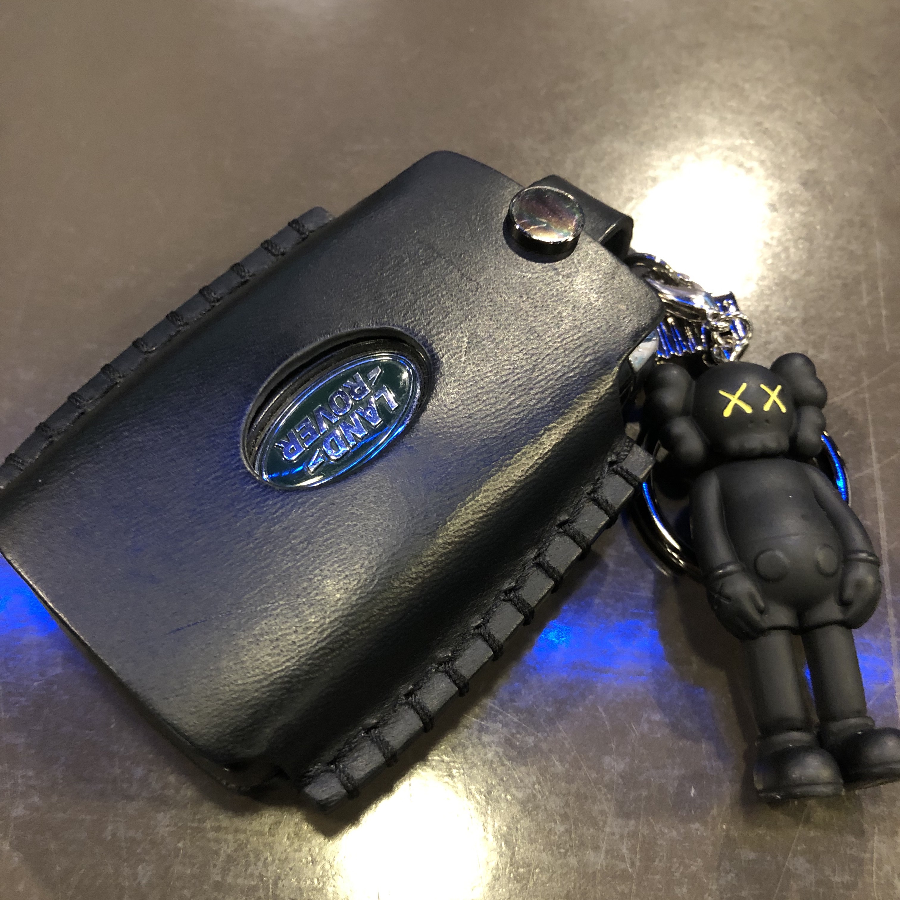 Kaws Tokyo First Companion Keychain Black 착용 스타일