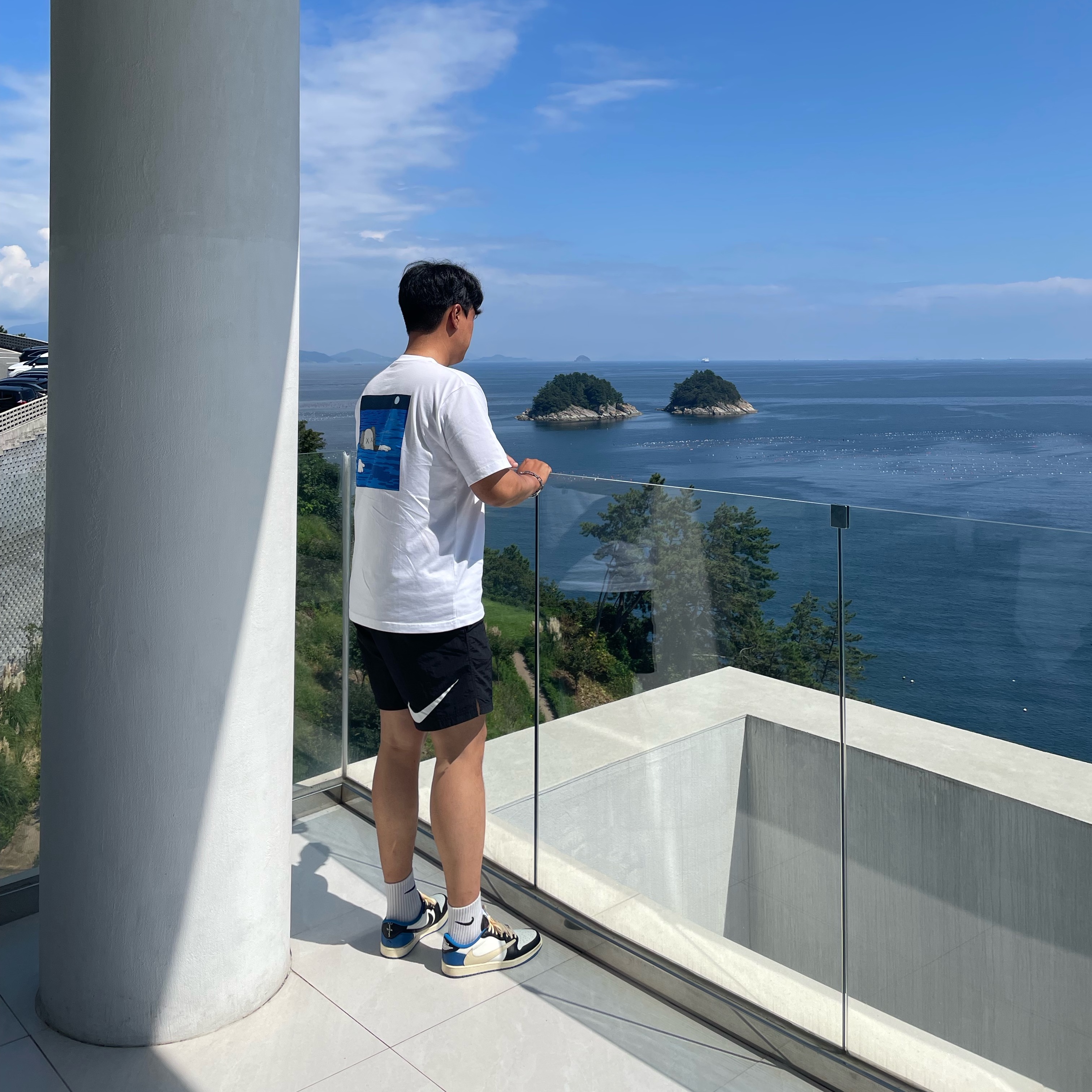 Uniqlo UT x Kaws Short Sleeve Graphic T-Shirt White, Jordan 1 x Travis Scott x Fragment Retro Low OG SP Military Blue 착용 스타일 - 2