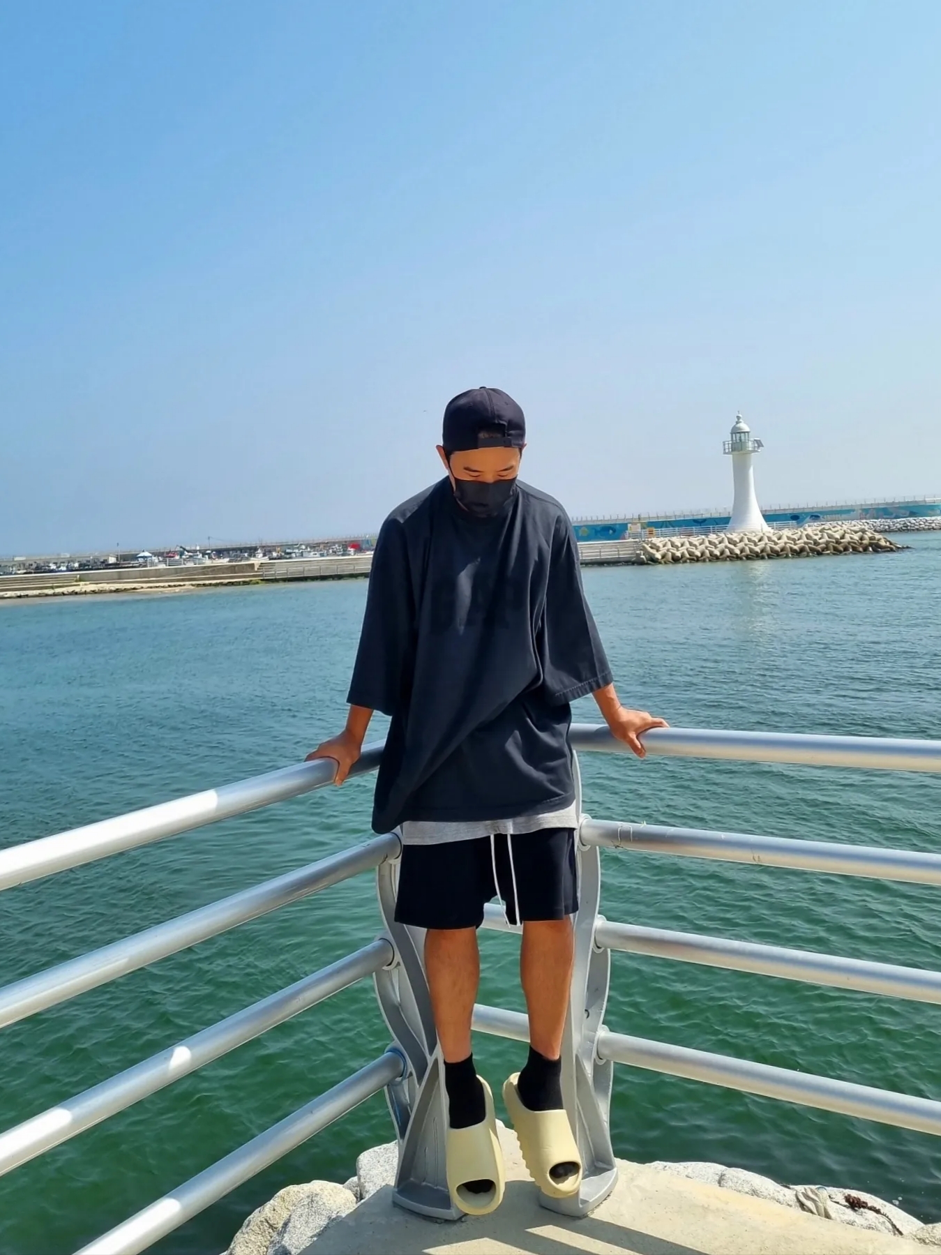 Yeezy Gap Engineered By Balenciaga Dove 3/4 Sleeve T-Shirt Black 착용 스타일