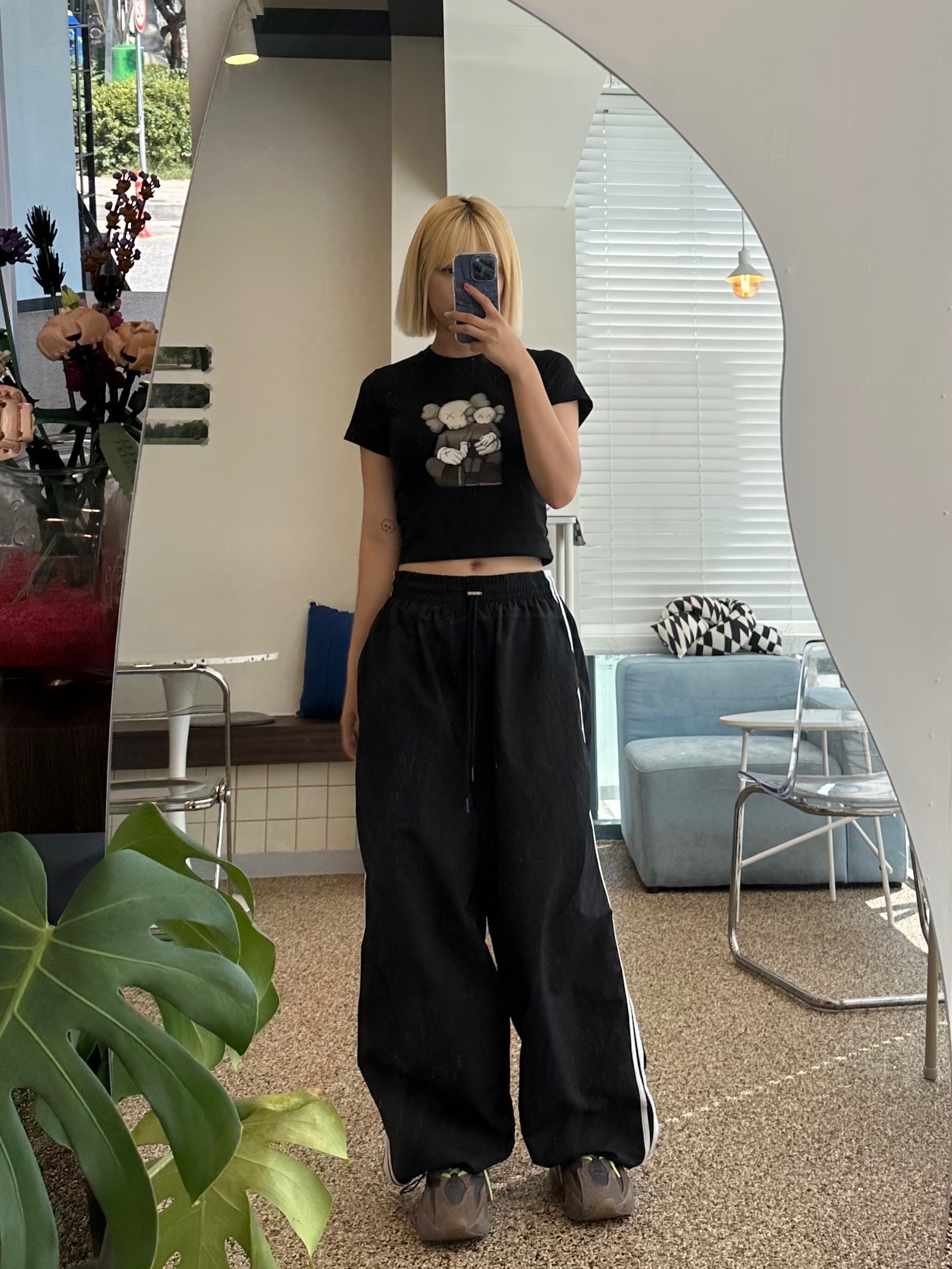 Uniqlo UT x Kaws Short Sleeve Graphic T-Shirt Black, (Kids) Uniqlo UT x Kaws Short Sleeve Graphic T-Shirt Black 착용 스타일 - 2