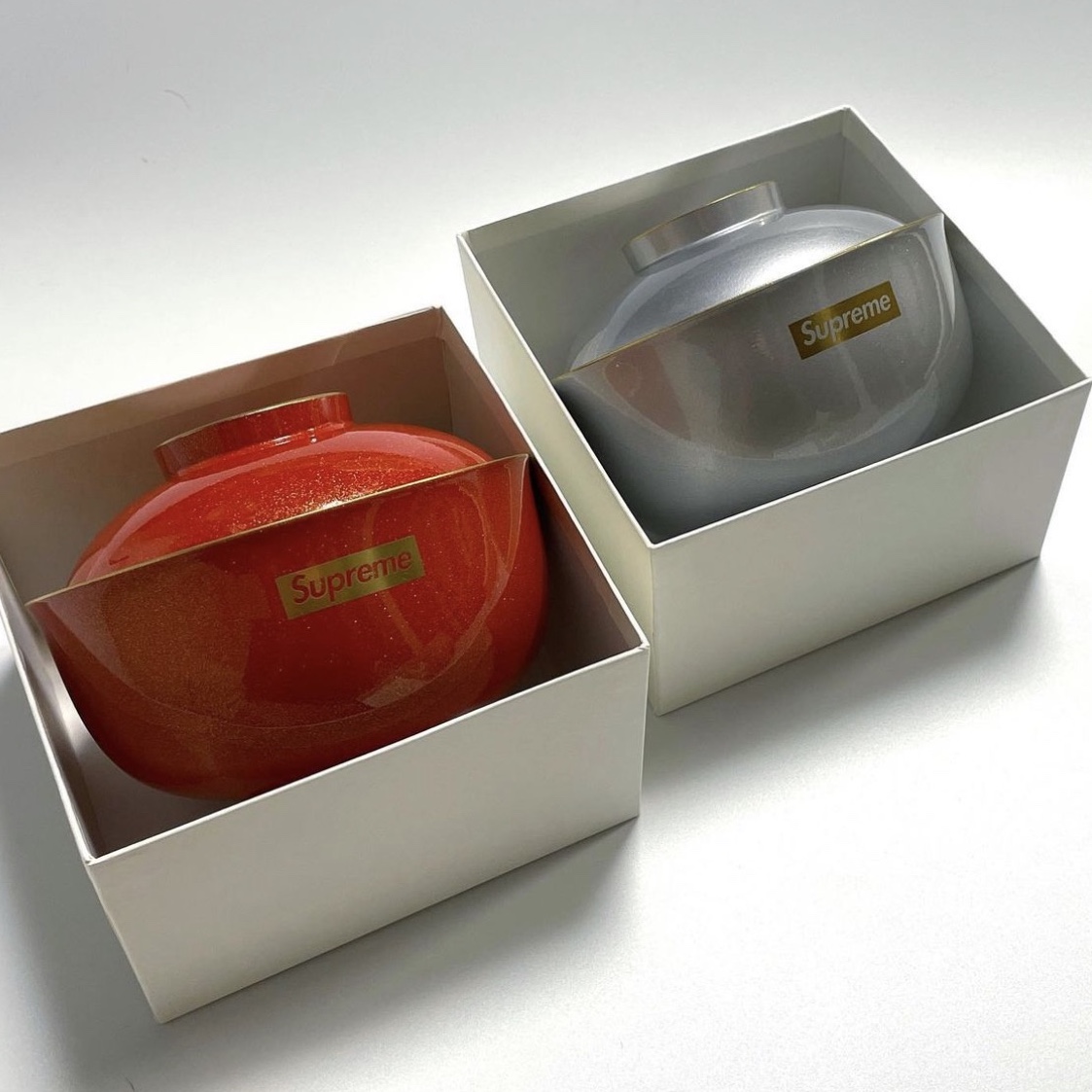 Supreme Zoni Glitter Bowl Silver - 23FW, Supreme Zoni Glitter Bowl Red - 23FW 착용 스타일