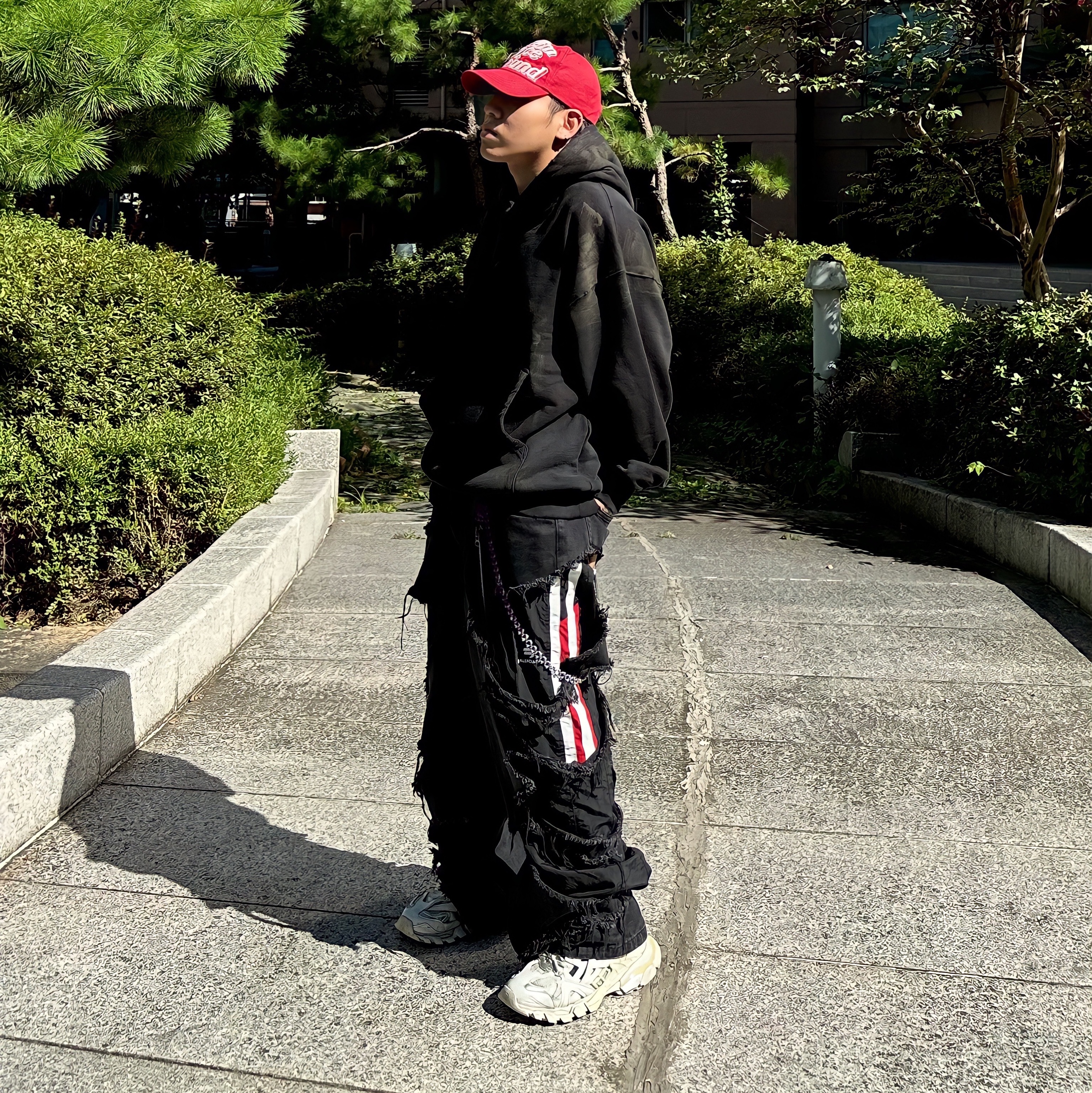 Balenciaga Track.2 Sneakers White Grey 착용 스타일 - 3