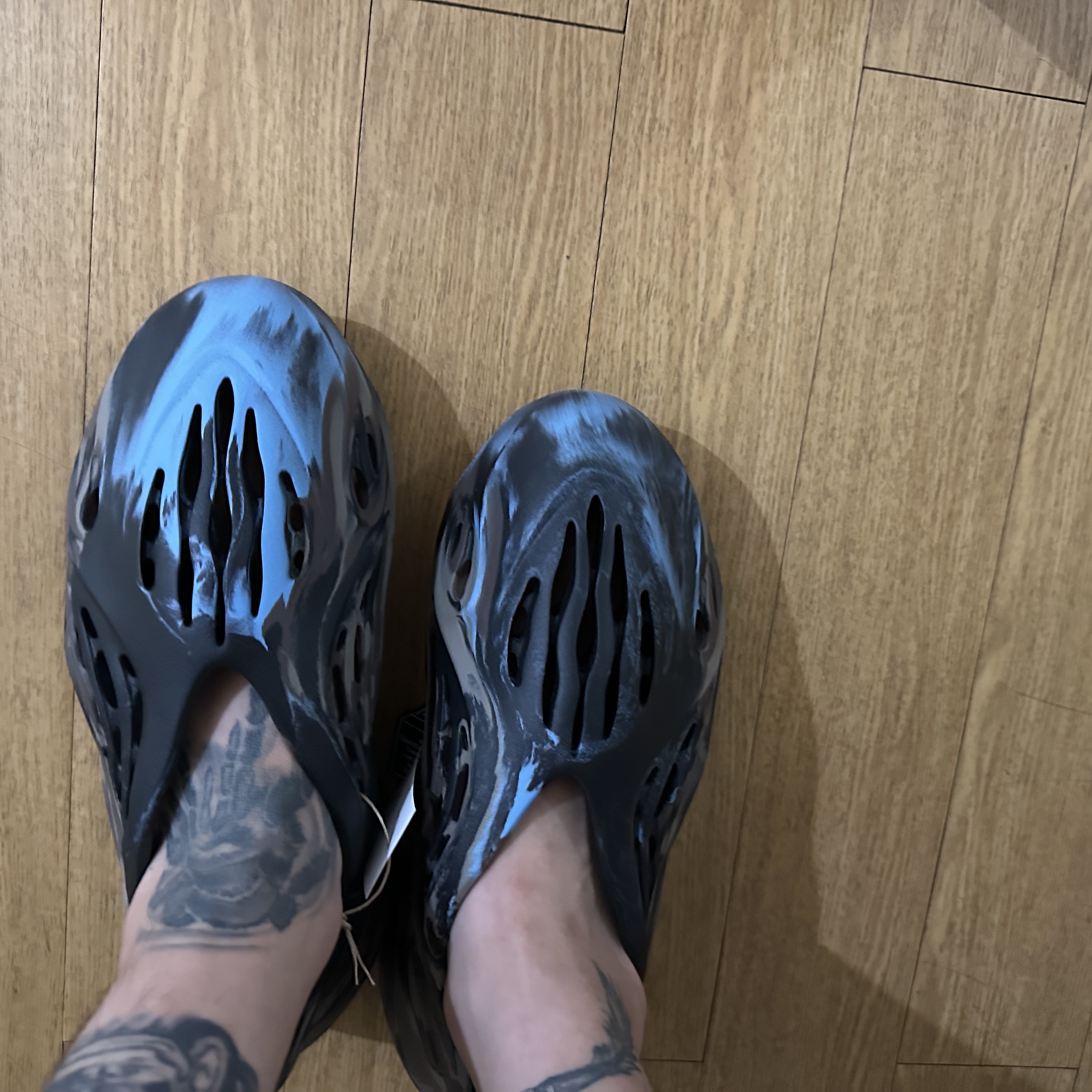 Adidas Yeezy Foam RNNR MX Cinder 착용 스타일