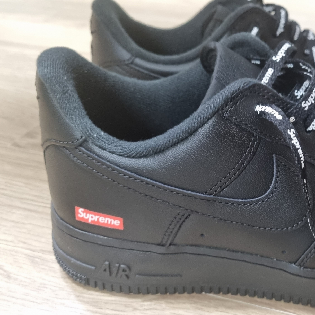Nike x Supreme Air Force 1 Low Black 착용 스타일 - 1