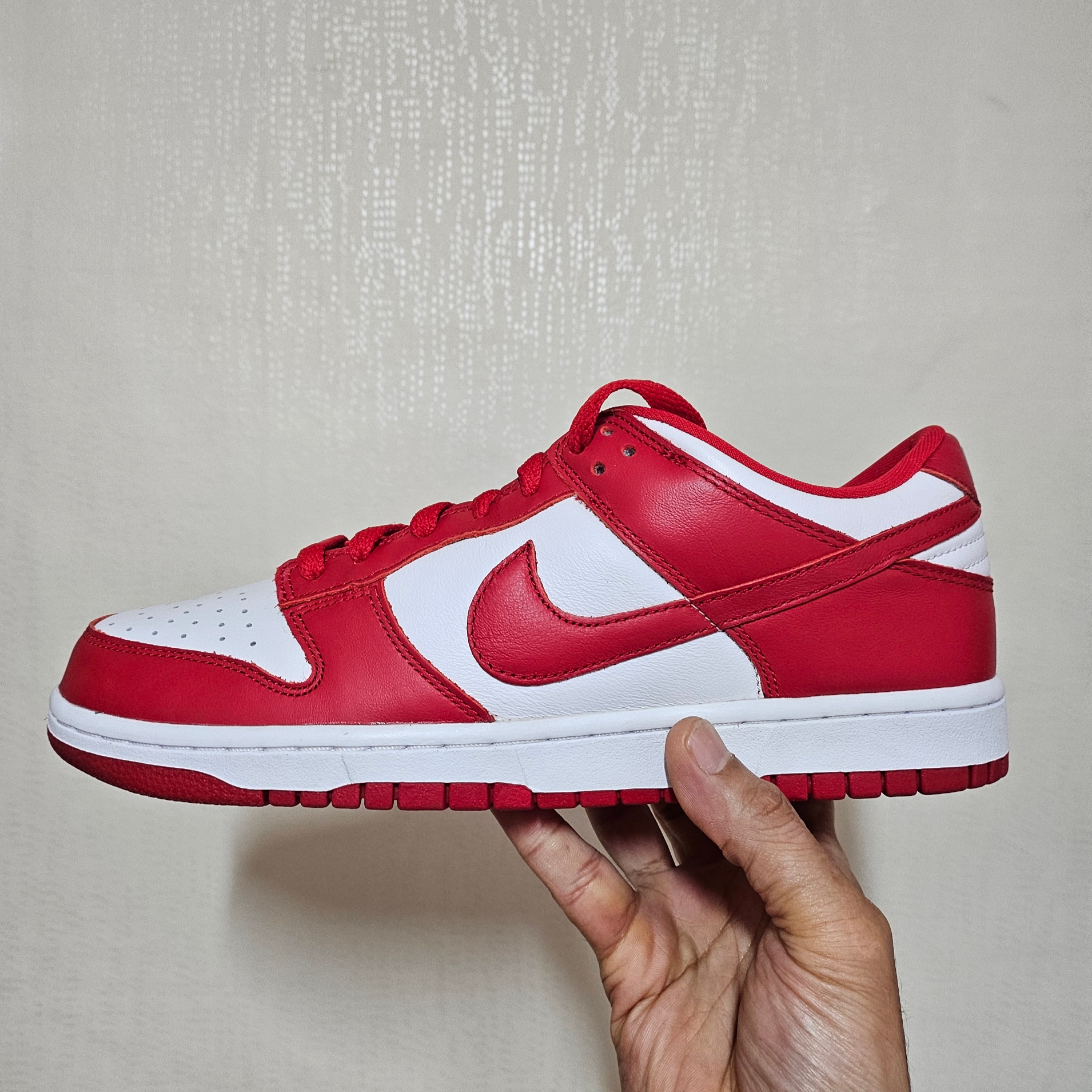 Nike Dunk Low SP White and University Red 2023 착용 스타일 - 2