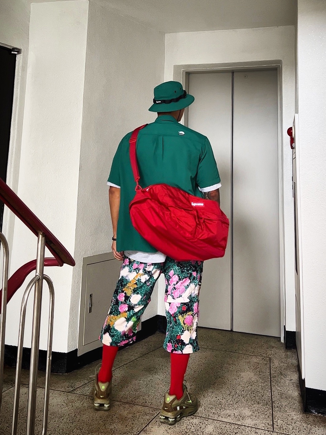 Supreme x The North Face Trekking Crusher Dark Green - 22SS, Supreme x The North Face Trekking S/S Shirt Dark Green - 22SS 착용 스타일 - 1